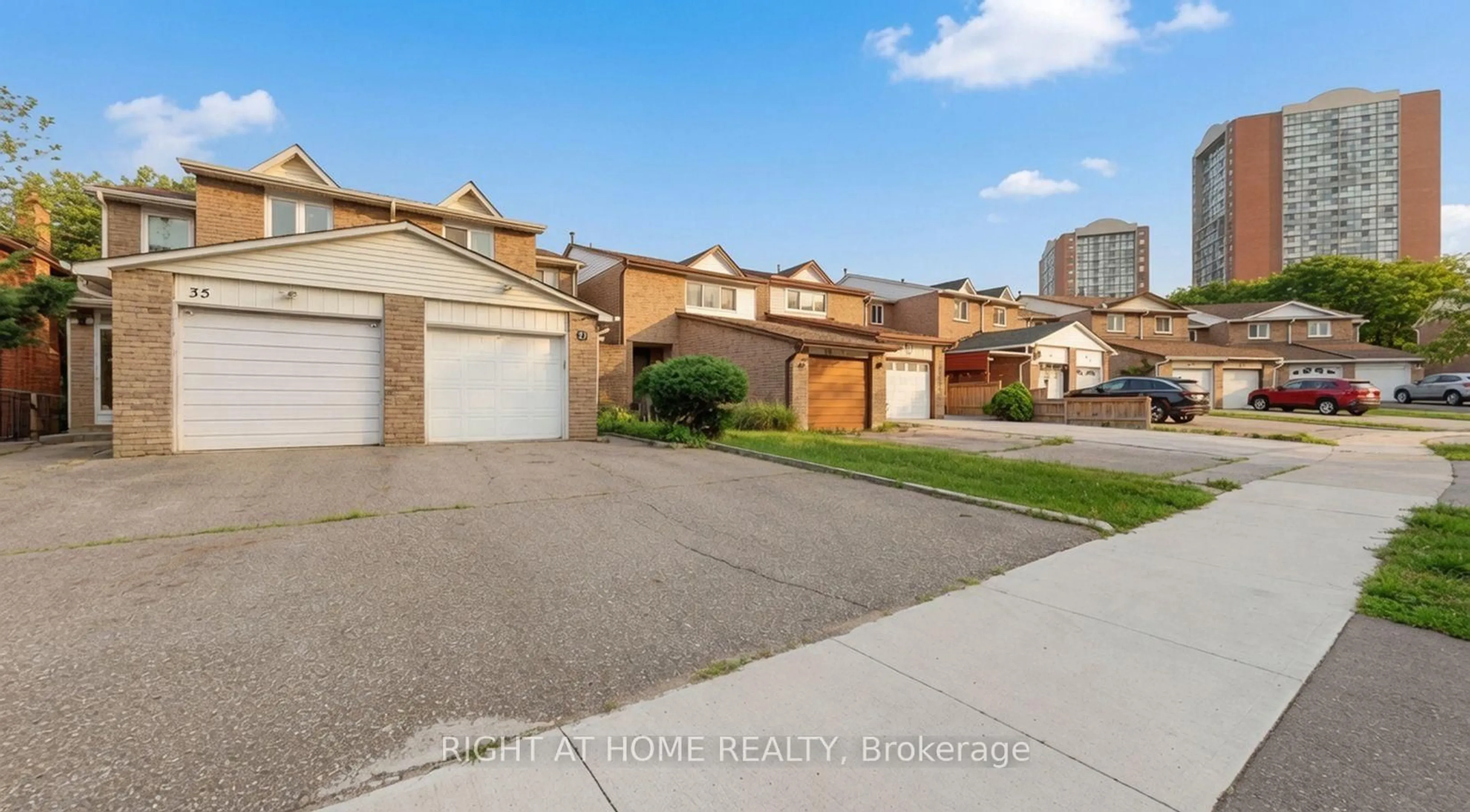 A pic from outside/outdoor area/front of a property/back of a property/a pic from drone, street for 35 Chalfield Lane, Mississauga Ontario L4Z 1K8