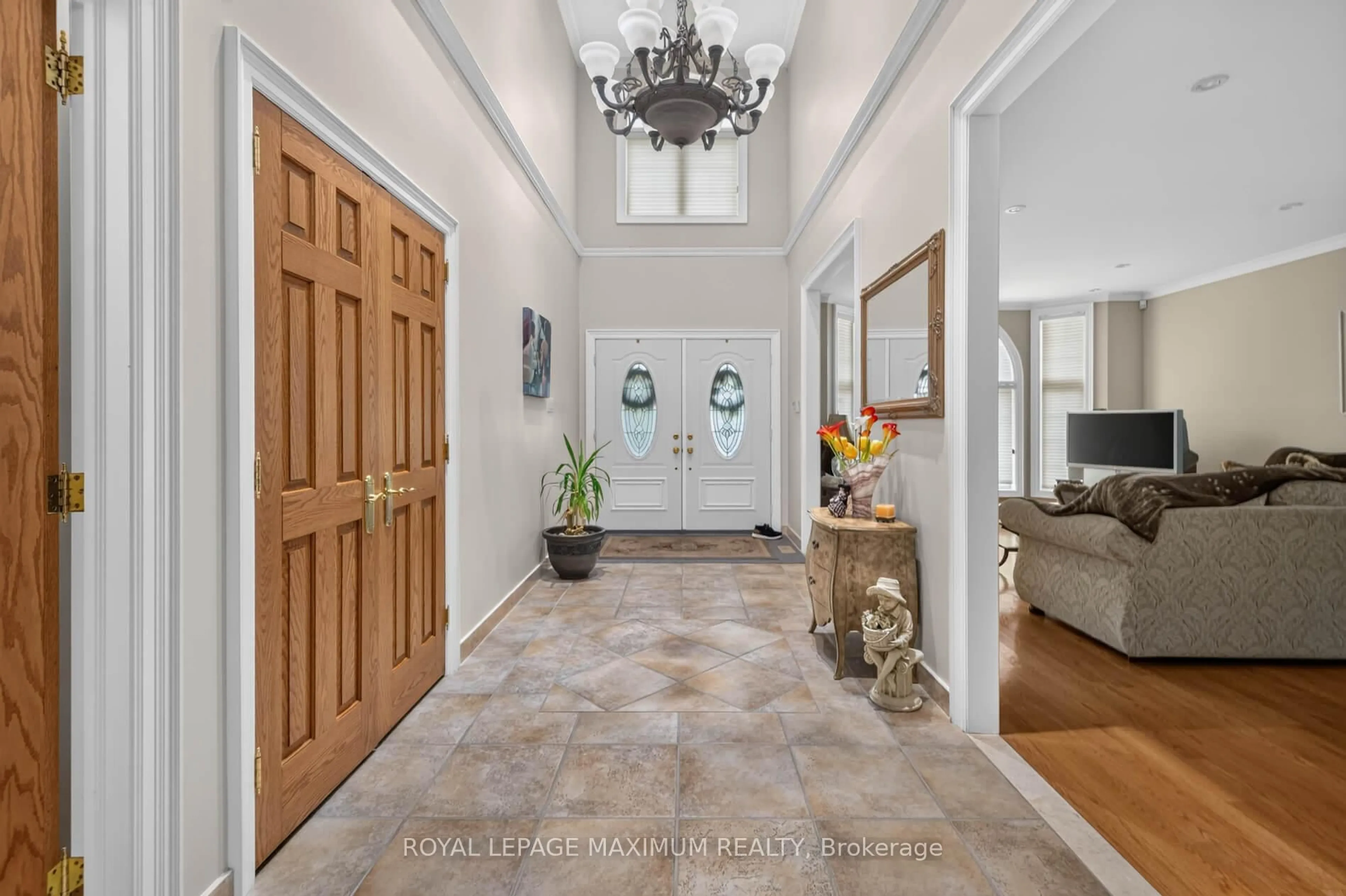 Indoor entryway for 378 Rustic Rd, Toronto Ontario M6L 1W7