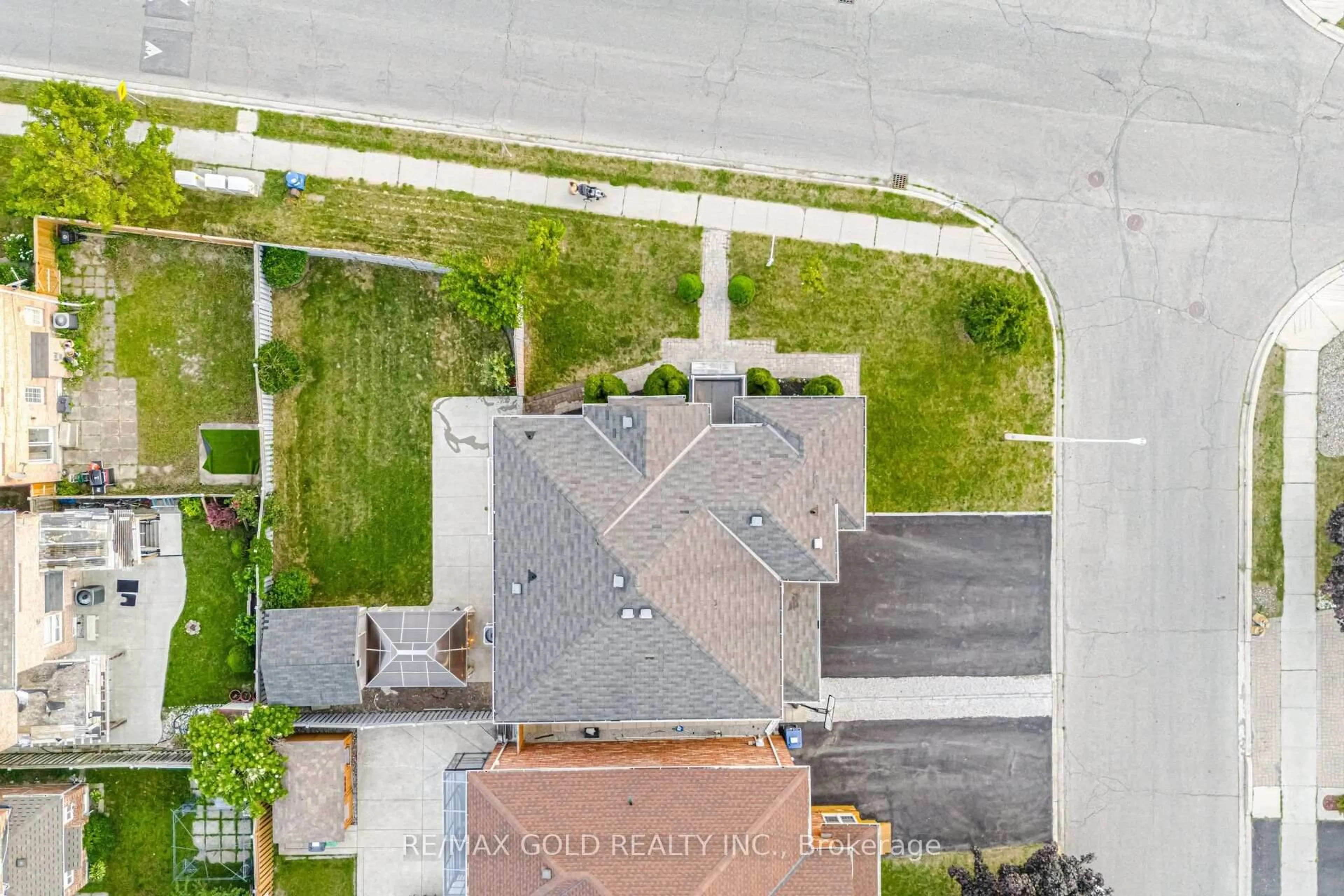 A pic from outside/outdoor area/front of a property/back of a property/a pic from drone, street for 71 LEAGATE St, Brampton Ontario L7A 3J4