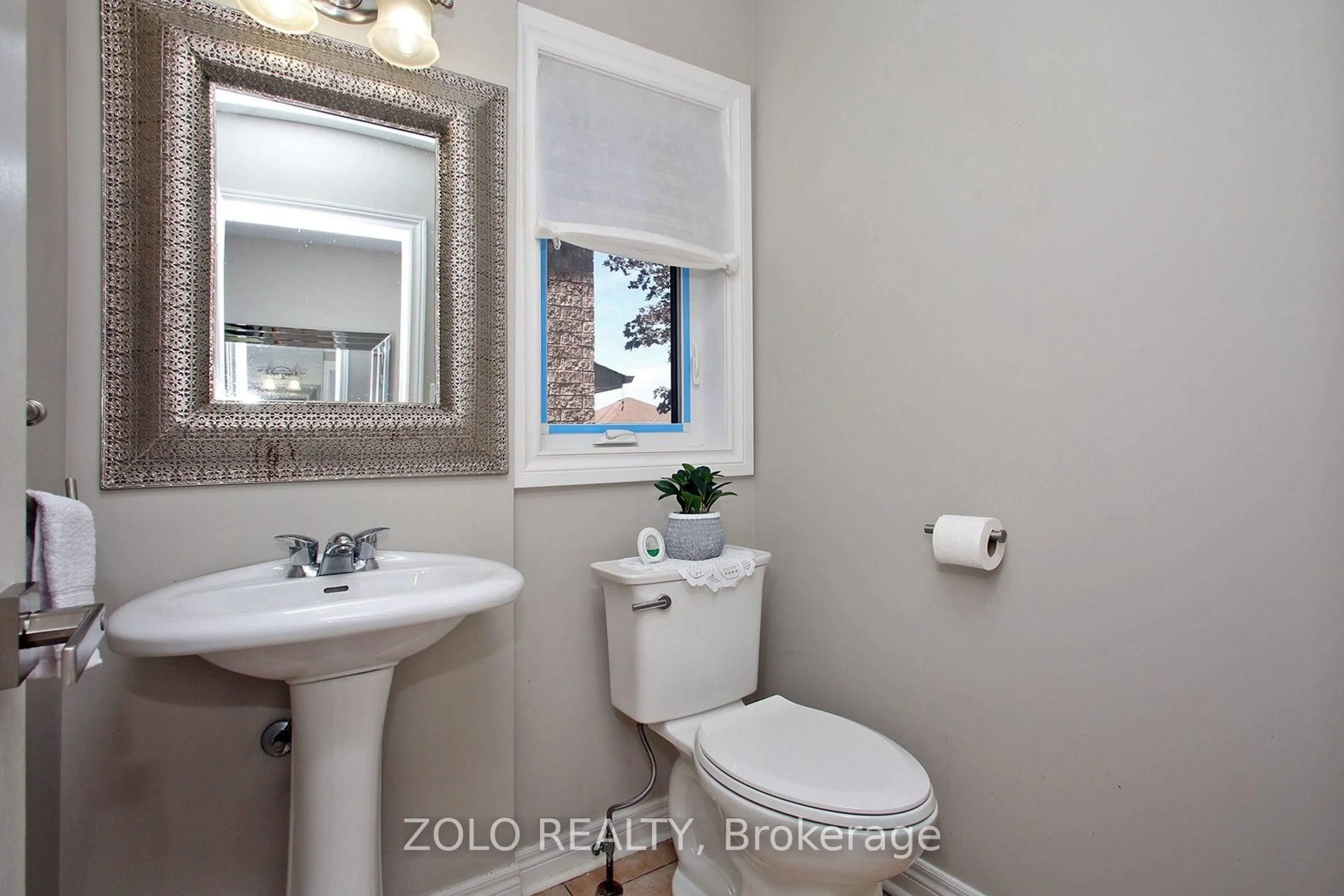 Standard bathroom, ceramic/tile floor for 37 Sewells Lane, Brampton Ontario L7A 2Z9