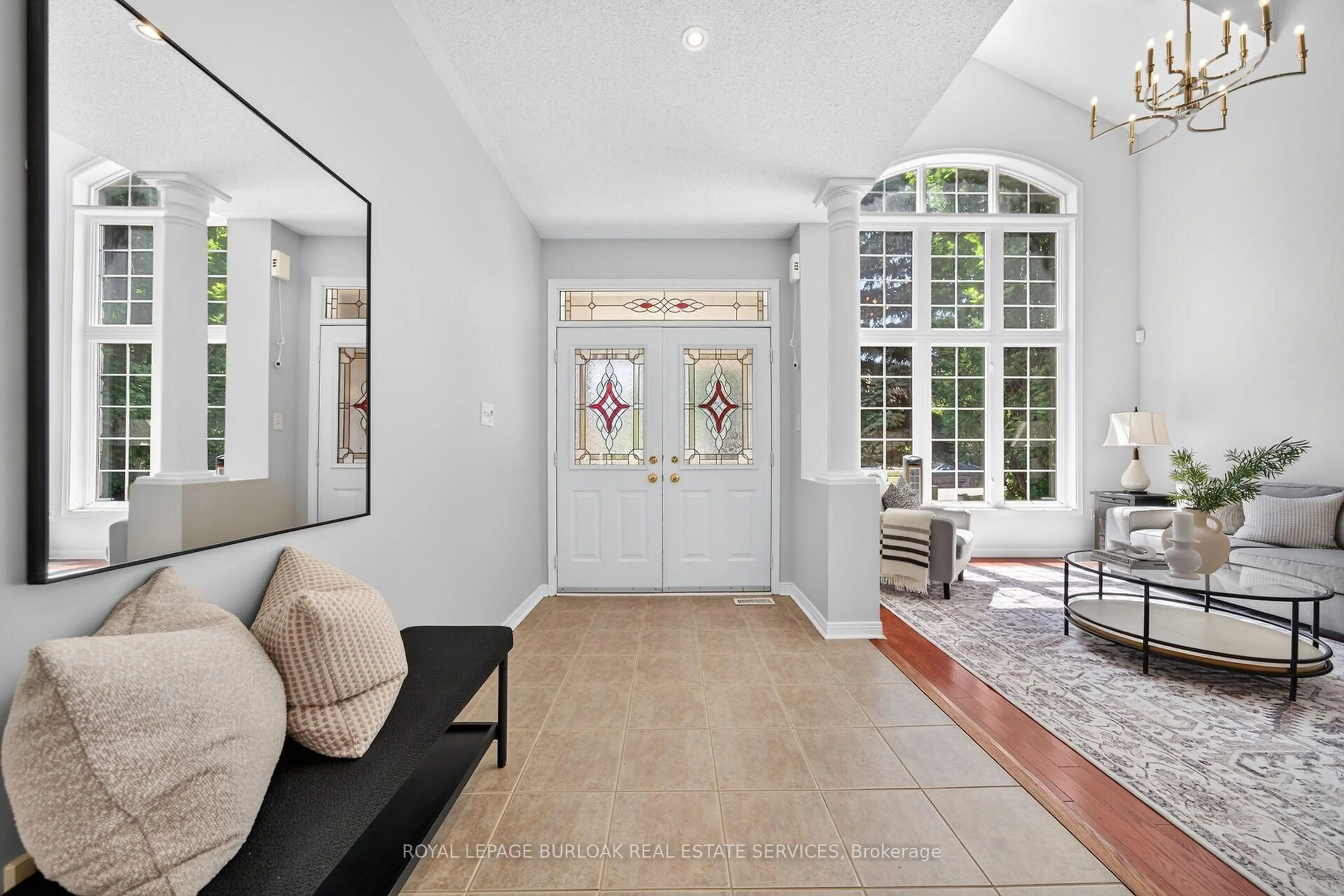 Indoor entryway for 2203 Turnberry Rd, Burlington Ontario L7M 4P9