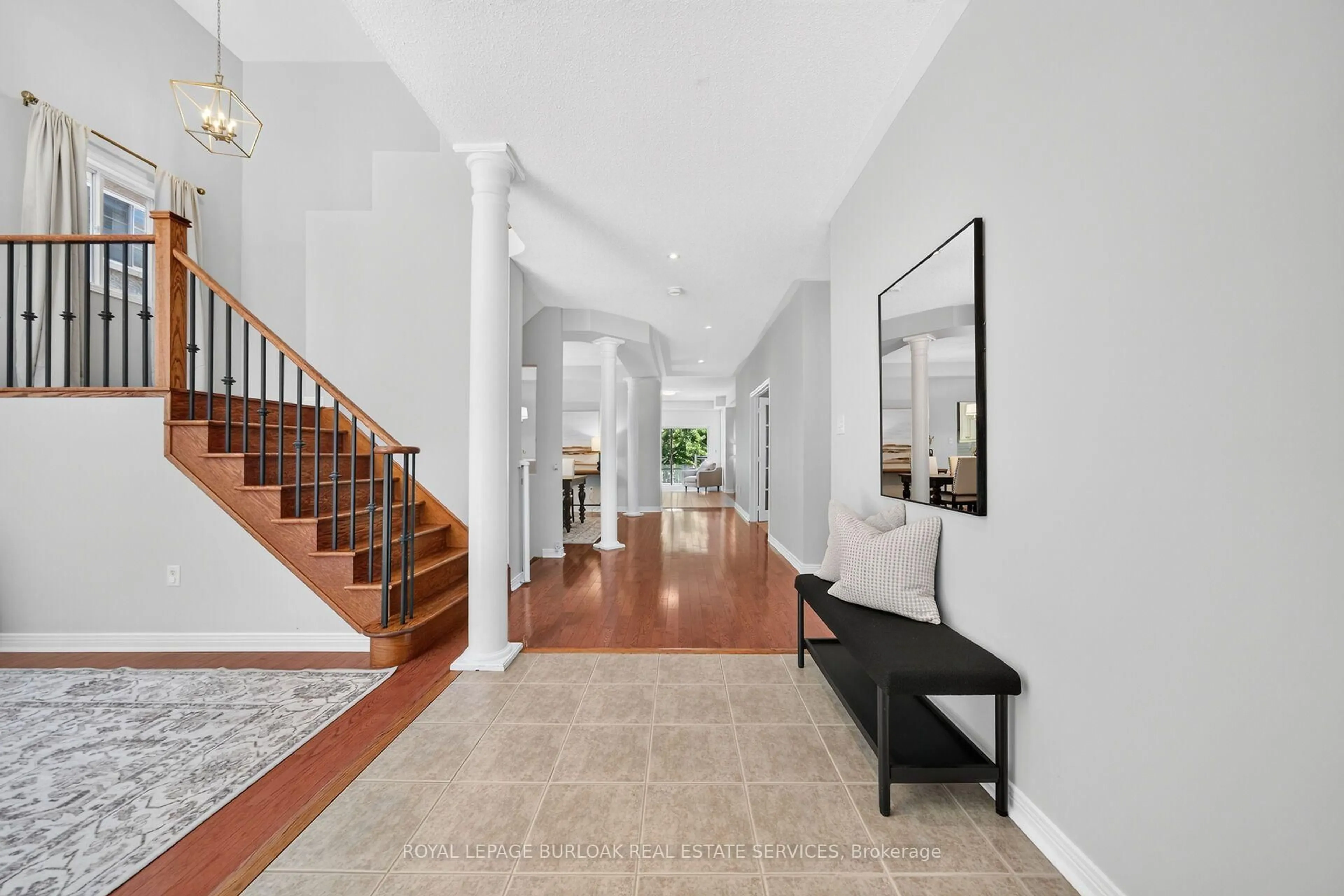 Indoor foyer for 2203 Turnberry Rd, Burlington Ontario L7M 4P9