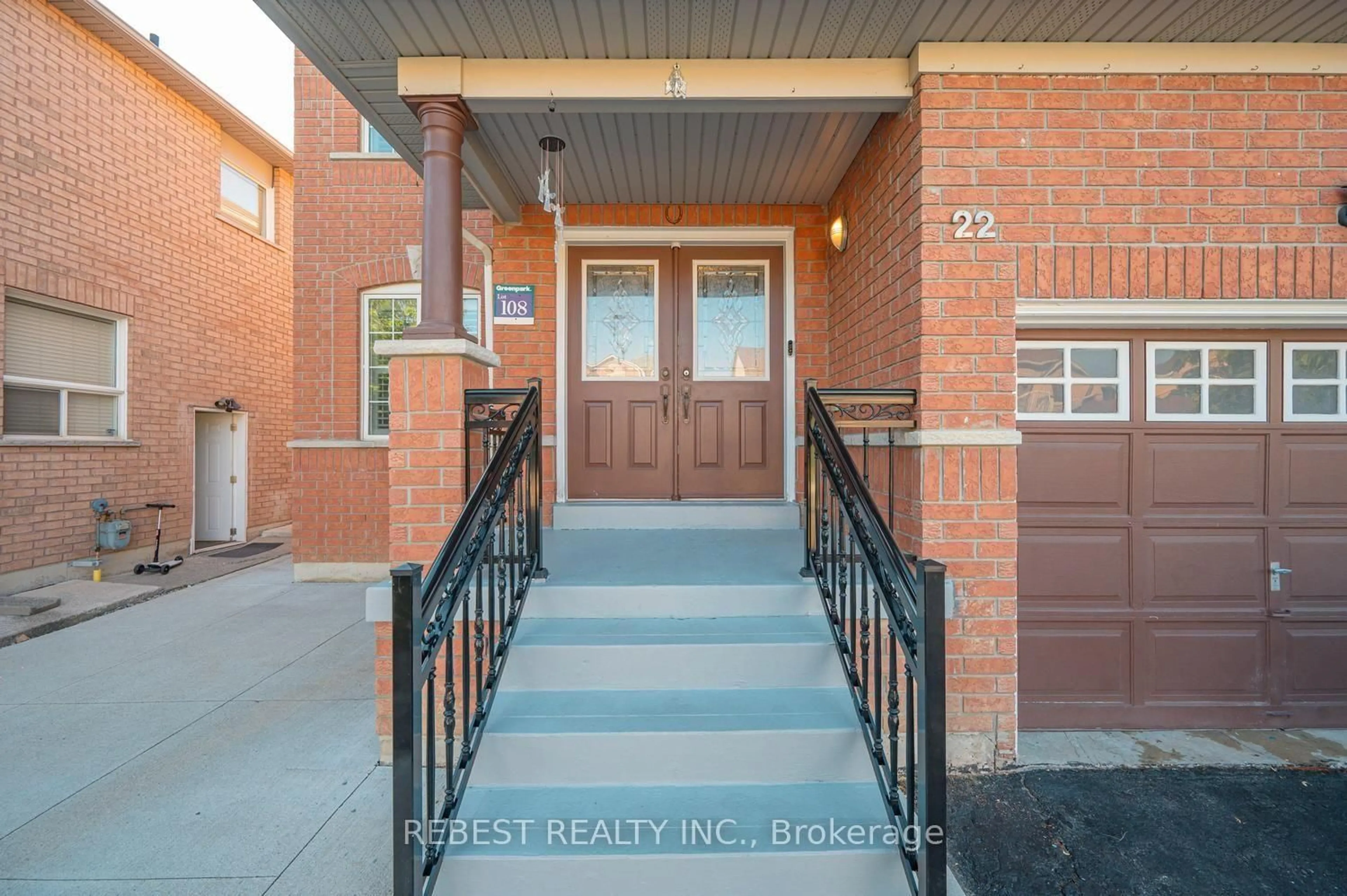 Indoor entryway for 22 Gore Valley Tr, Brampton Ontario L6P 1N7