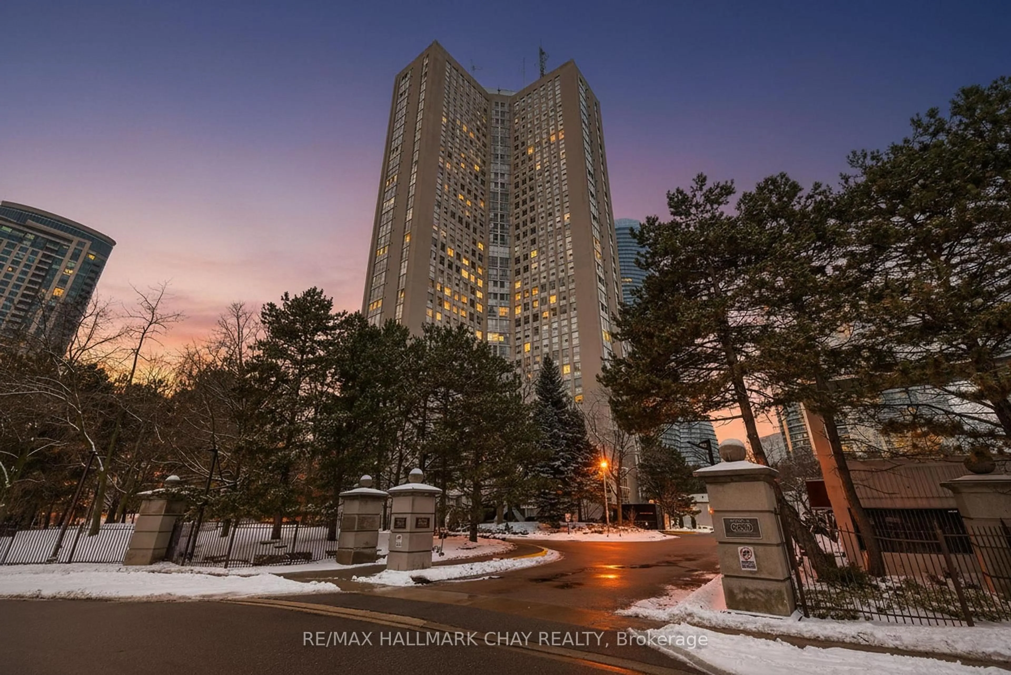 Unknown for 3650 Kaneff Cres #501, Mississauga Ontario L5A 4A1