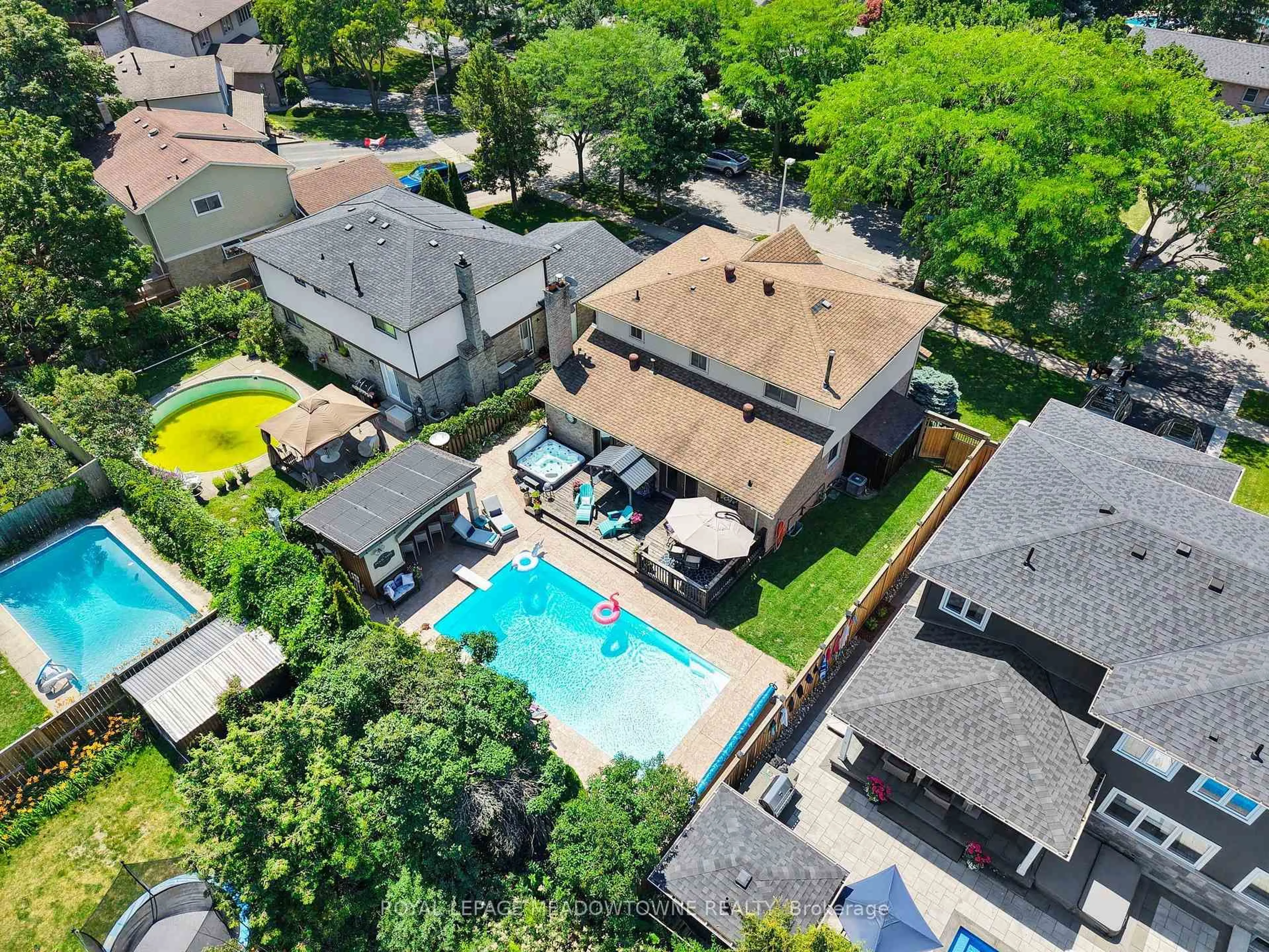 A pic from outside/outdoor area/front of a property/back of a property/a pic from drone, unknown for 608 Moorelands Cres, Milton Ontario L9T 4B5