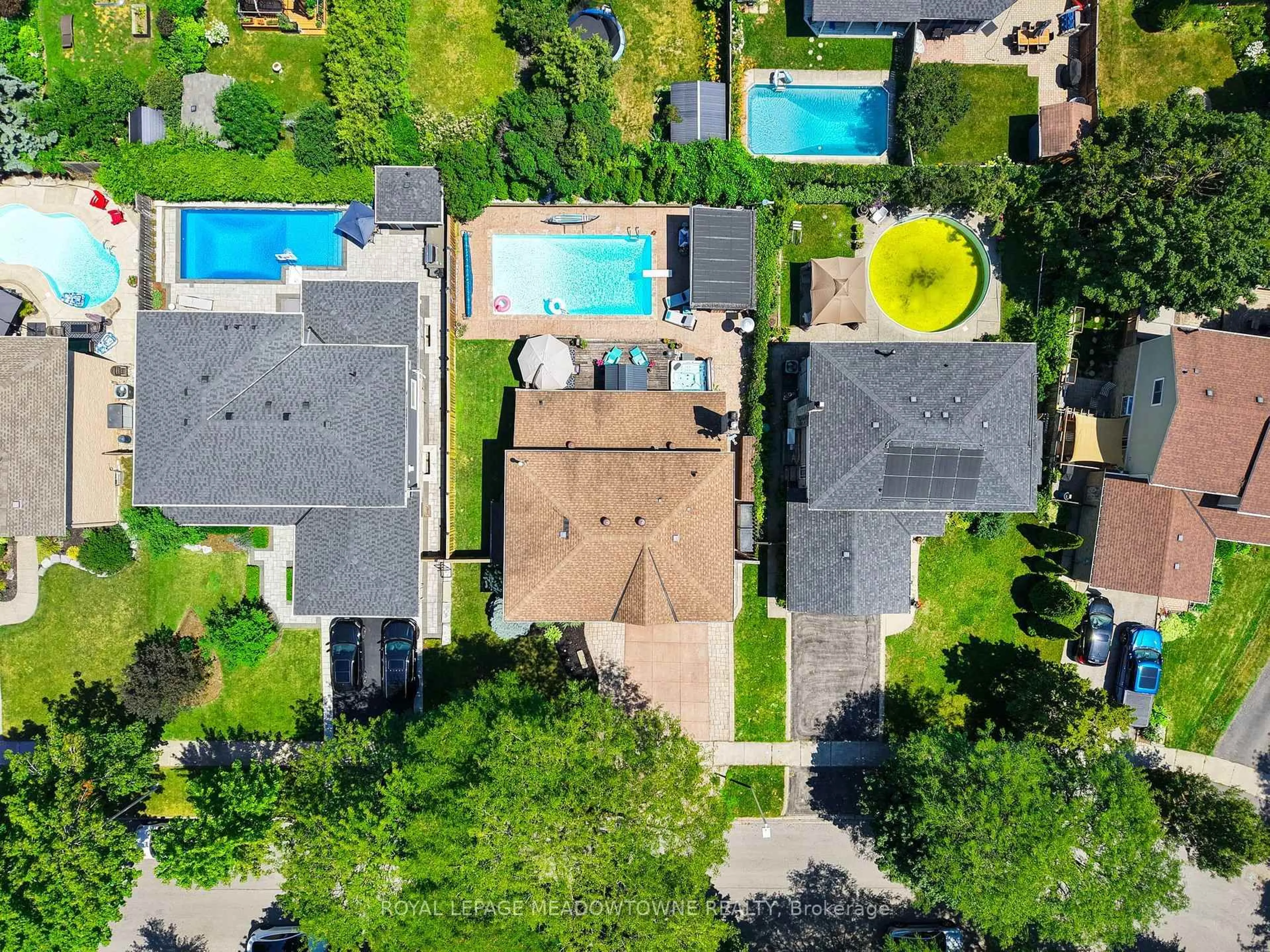 A pic from outside/outdoor area/front of a property/back of a property/a pic from drone, street for 608 Moorelands Cres, Milton Ontario L9T 4B5