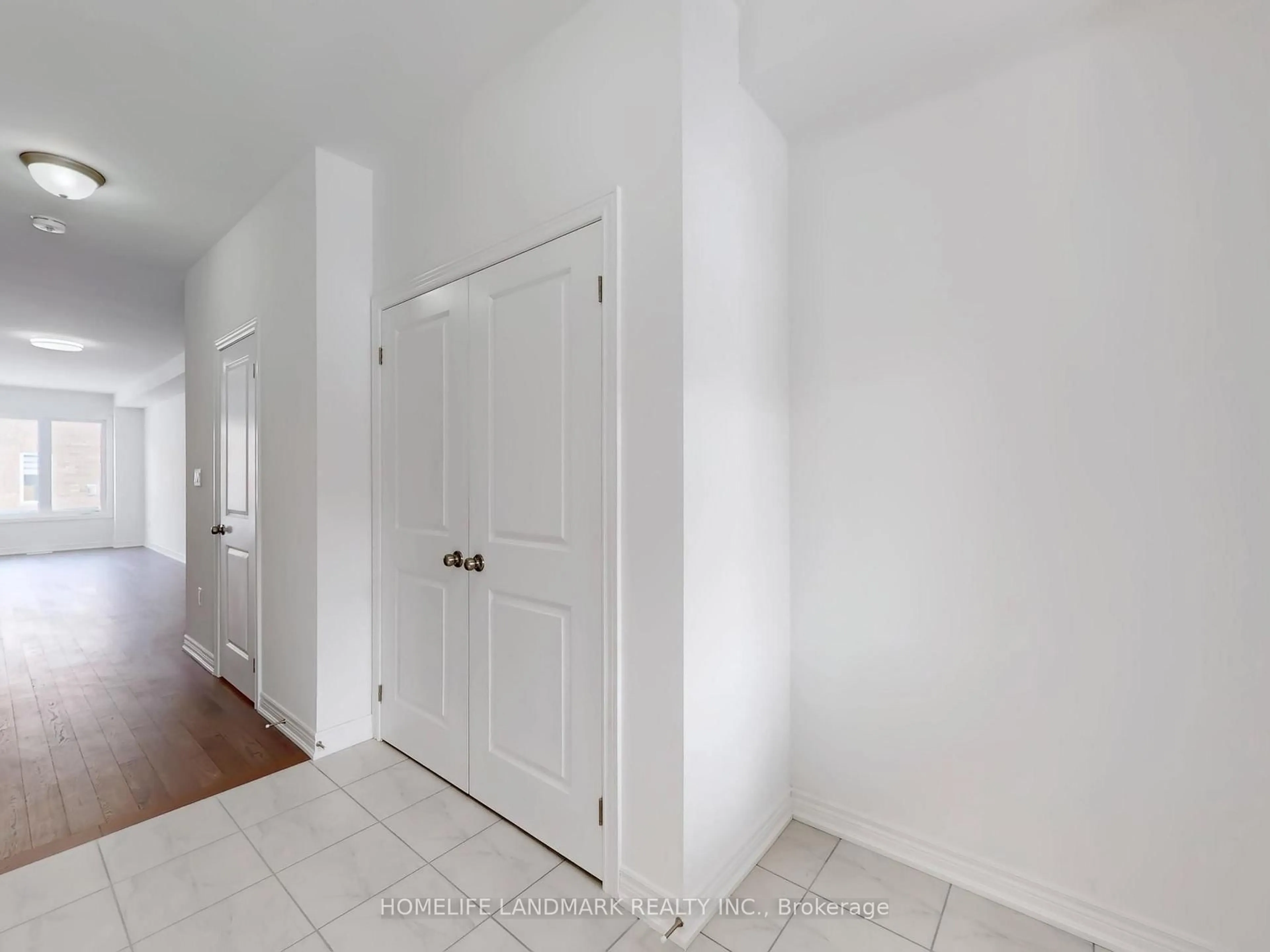 Indoor entryway for 8 Bushwood Tr, Brampton Ontario L7A 5J7