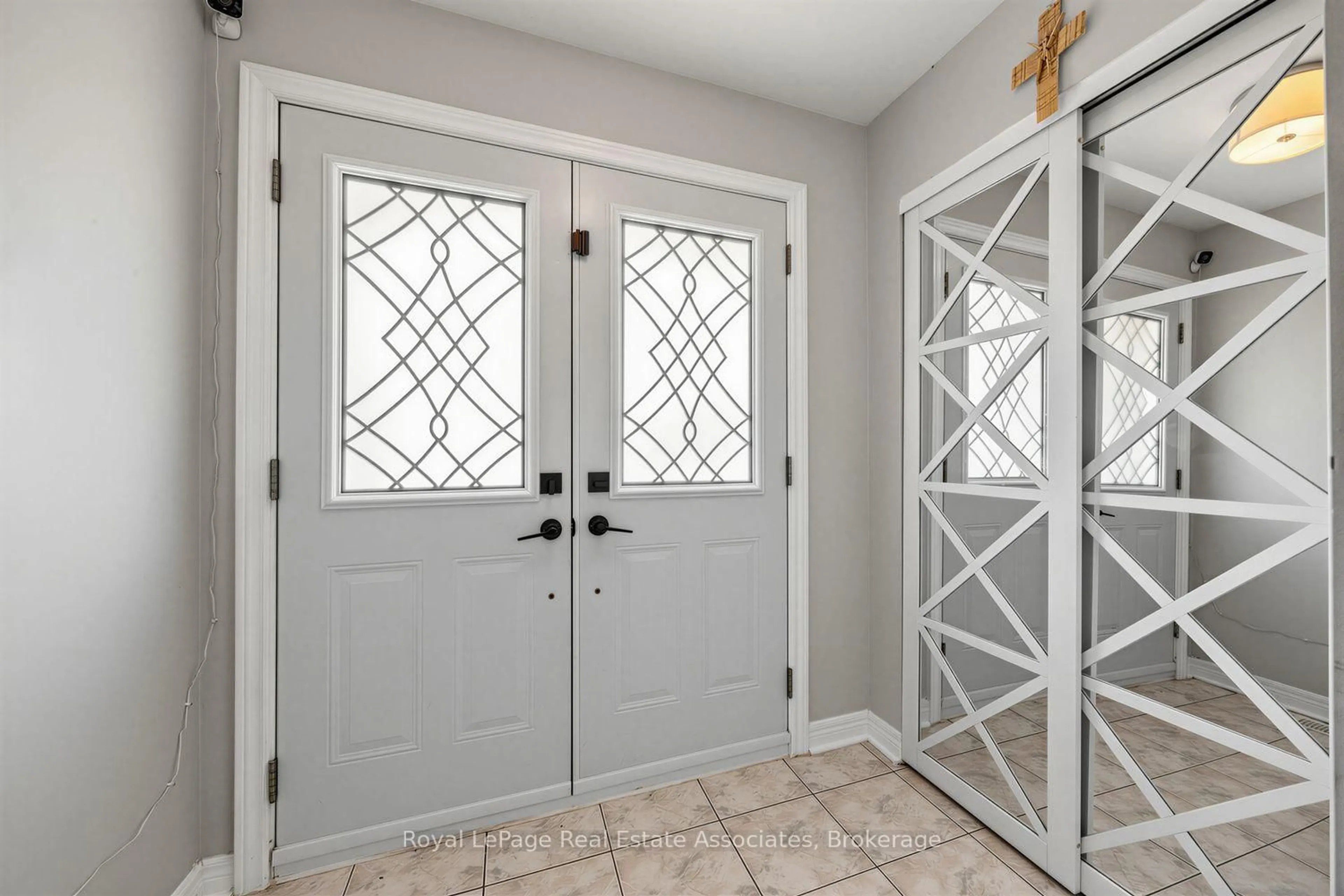 Indoor entryway for 25 Rolling Hills Lane, Caledon Ontario L7E 1T9
