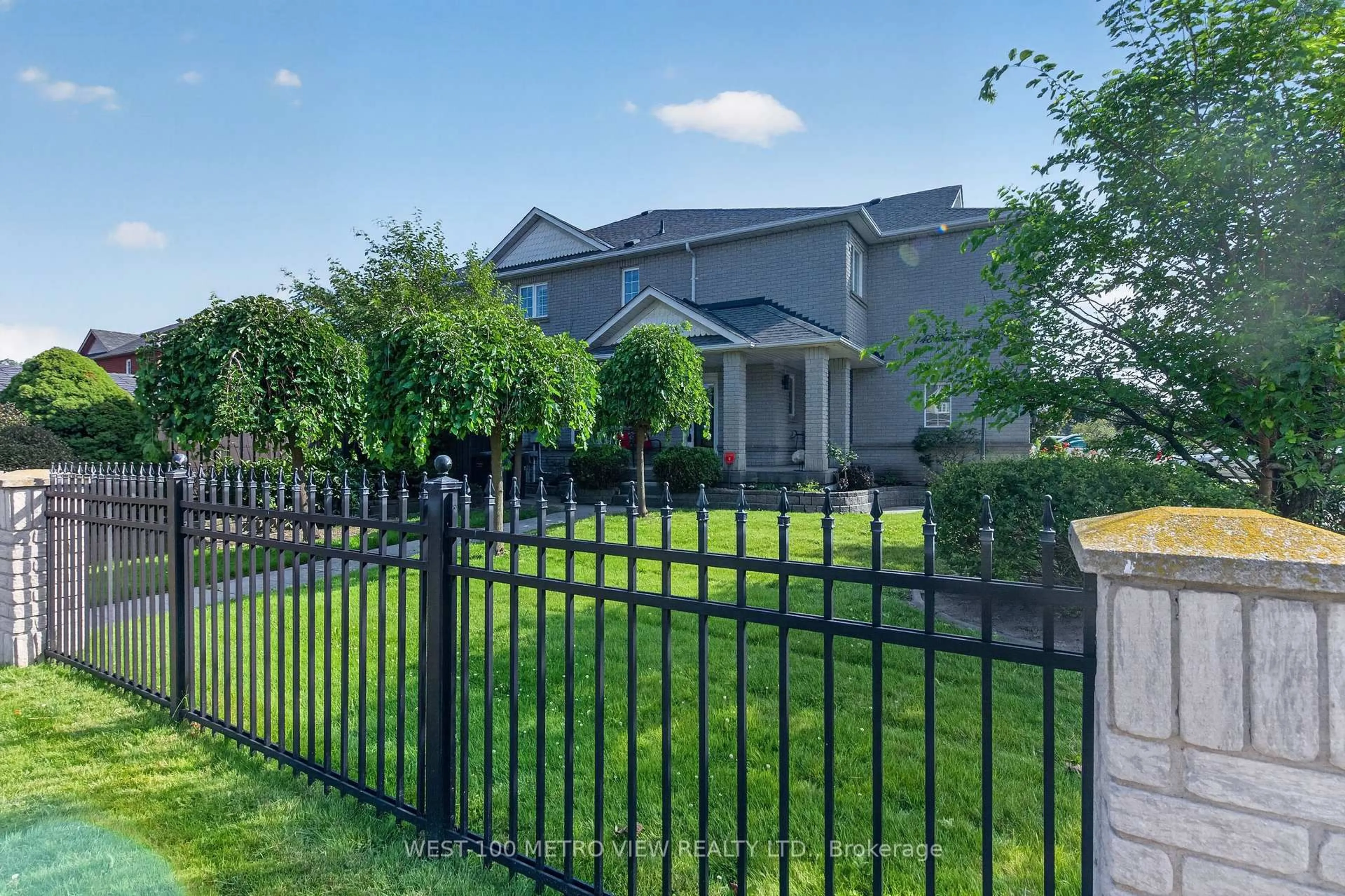 A pic from outside/outdoor area/front of a property/back of a property/a pic from drone, unknown for 748 Summer Park Cres, Mississauga Ontario L5B 4E2