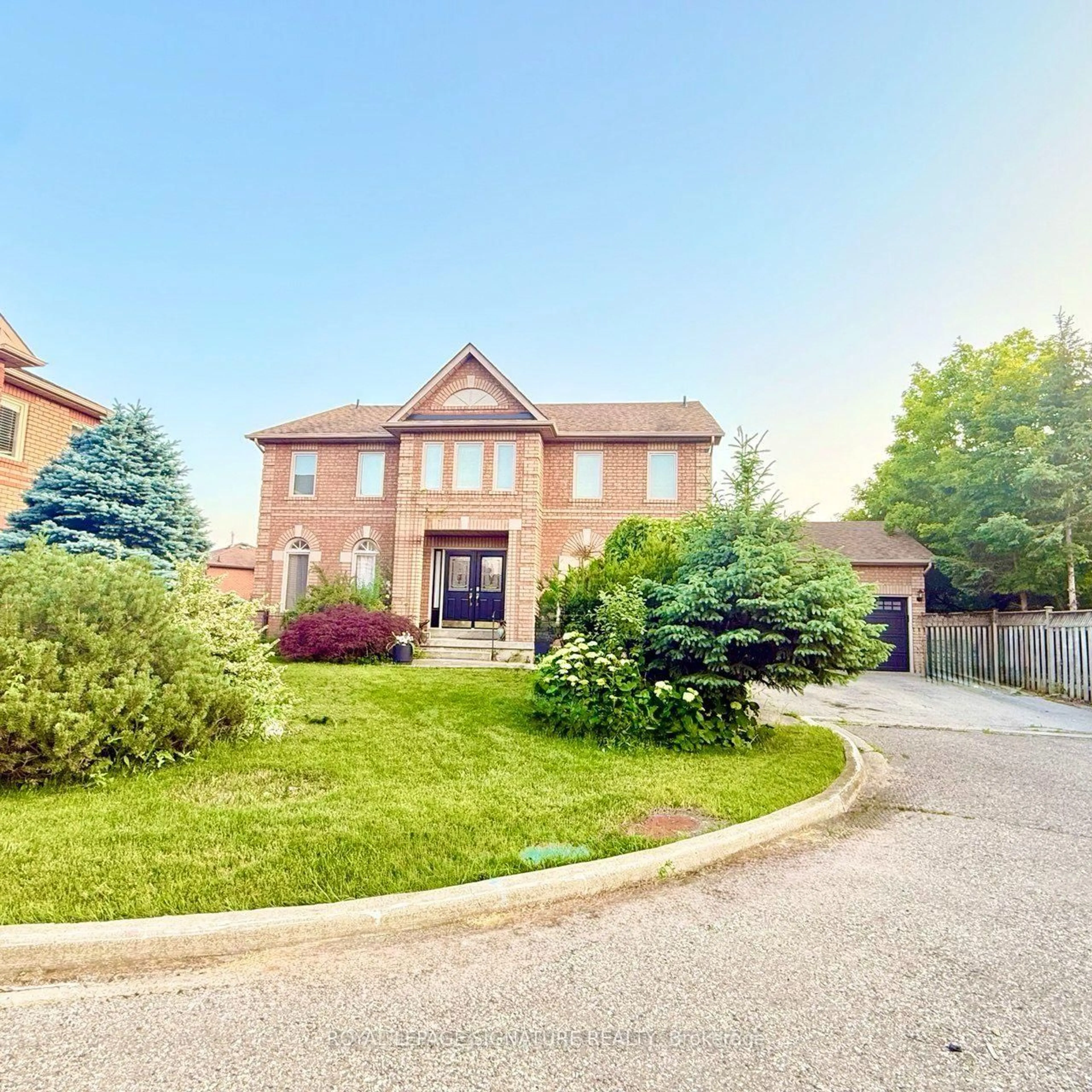 A pic from outside/outdoor area/front of a property/back of a property/a pic from drone, street for 3388 Trelawny Circ, Mississauga Ontario L5N 6N6