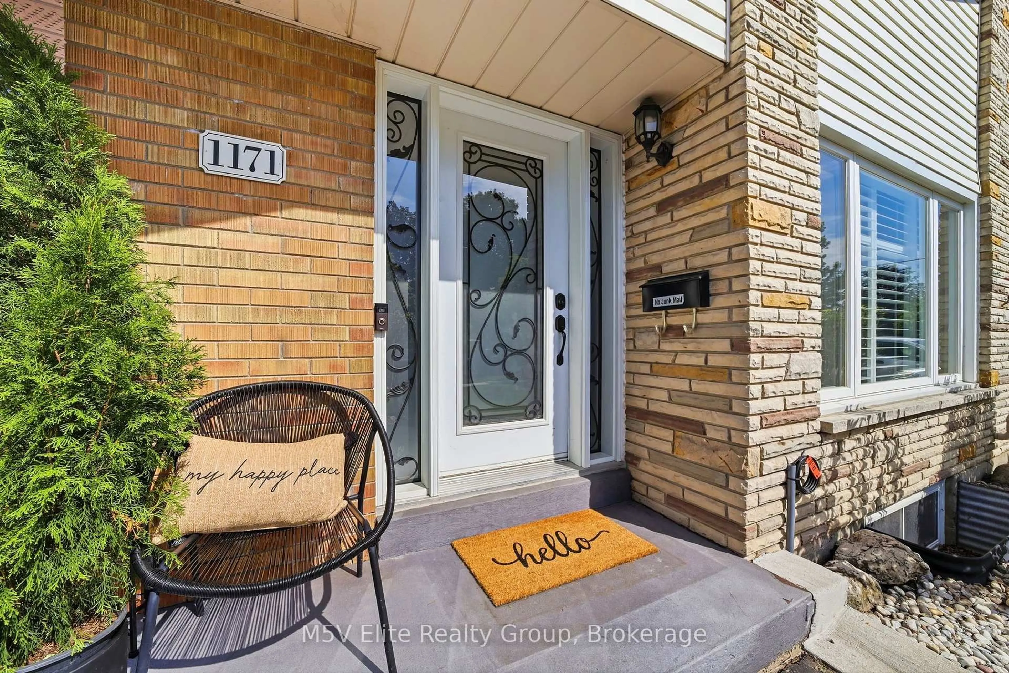 Indoor entryway for 1171 Gripsholm Rd, Mississauga Ontario L4Y 2G8
