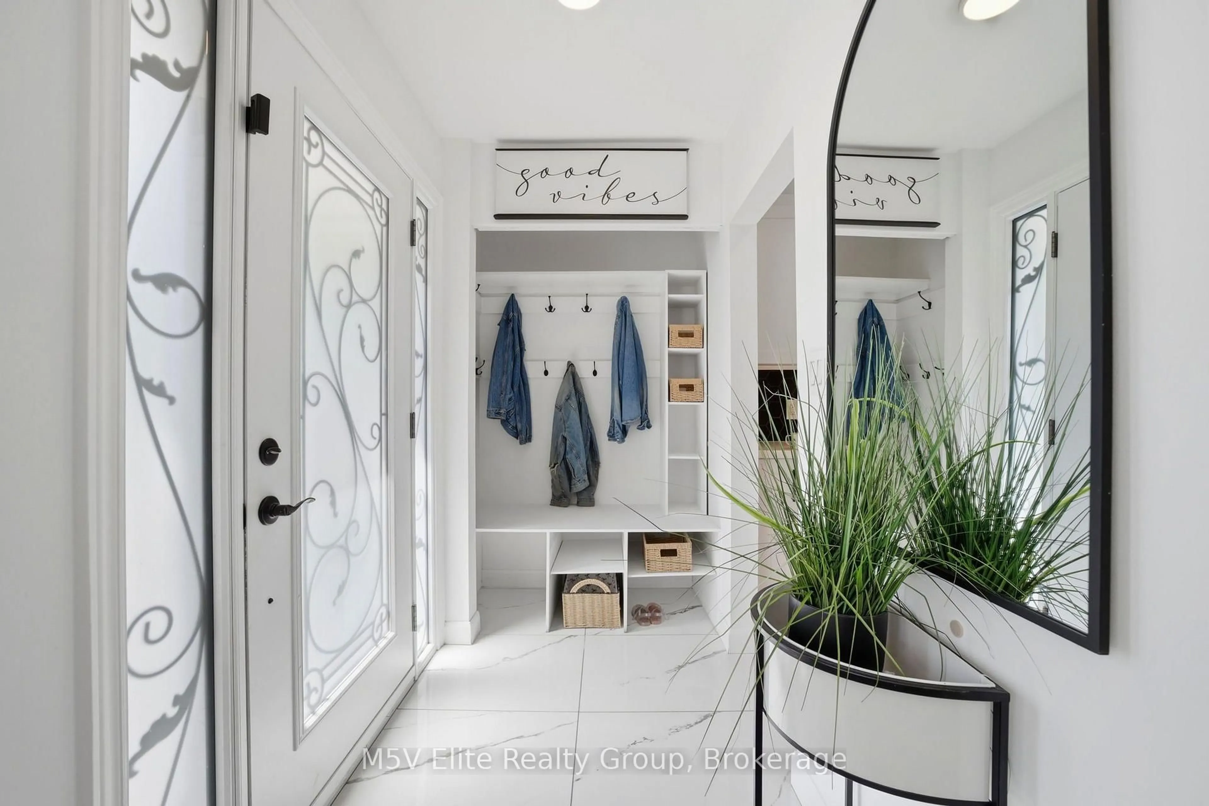 Indoor entryway for 1171 Gripsholm Rd, Mississauga Ontario L4Y 2G8