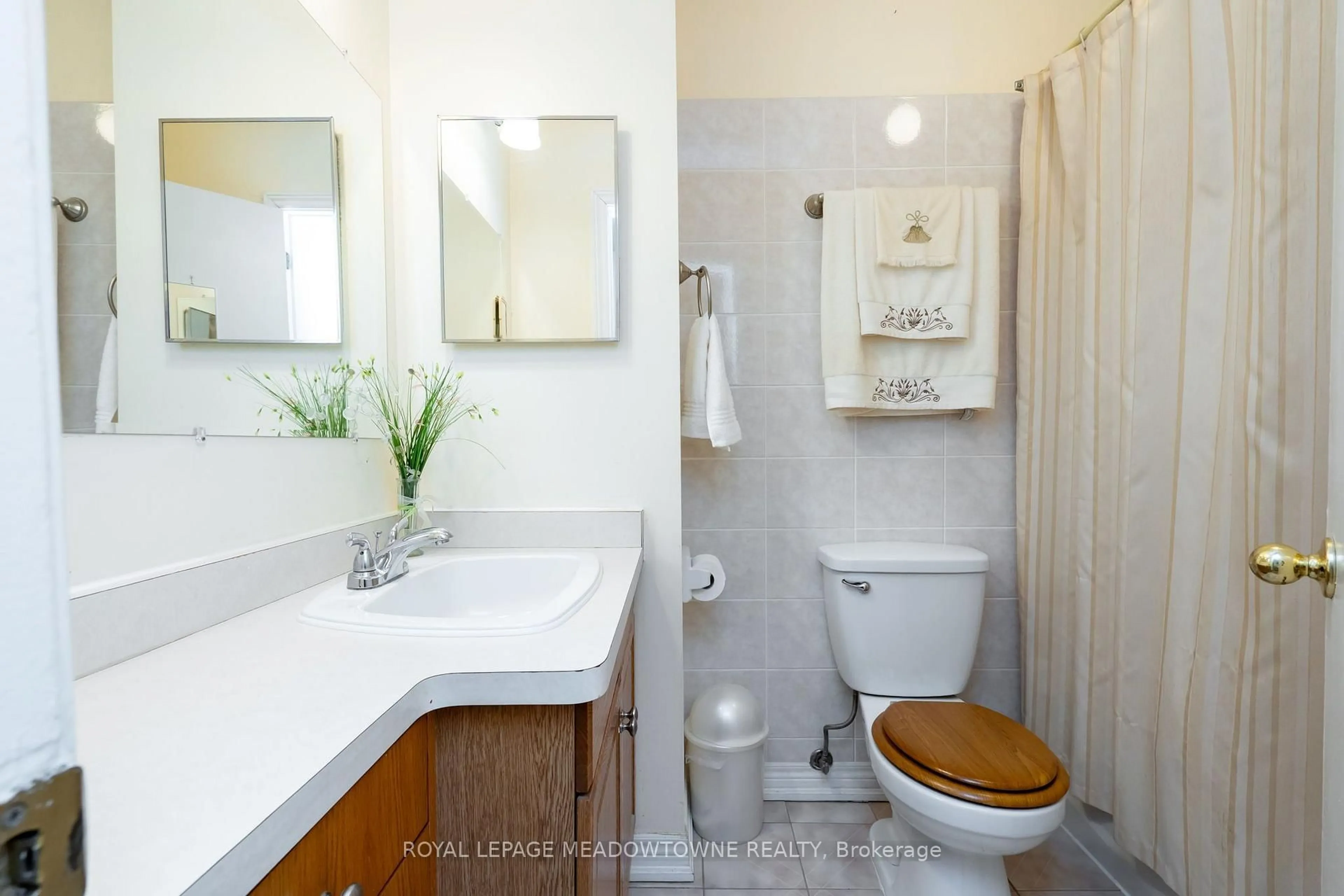 Standard bathroom, ceramic/tile floor for 61 Ardglen Dr #19, Brampton Ontario L6W 1V1