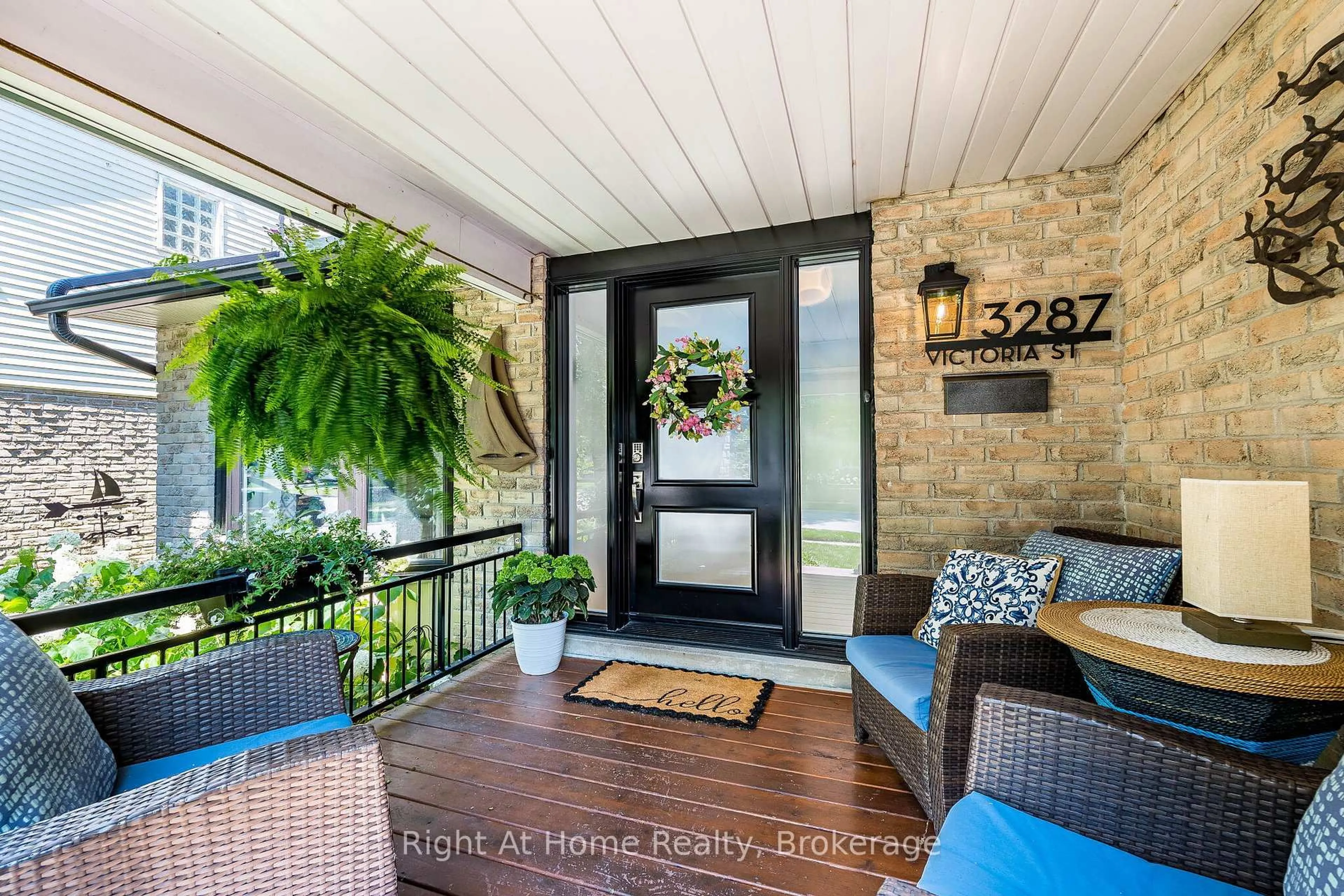 Indoor entryway for 3287 Victoria St, Oakville Ontario L6L 5T5