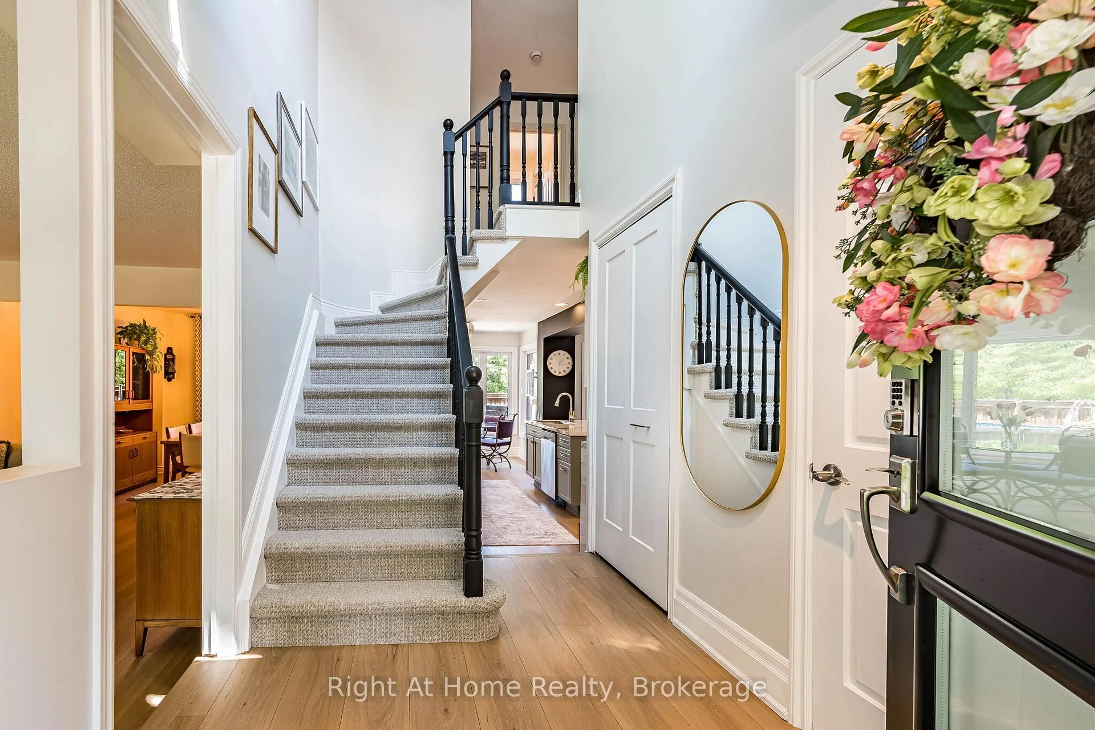 Indoor entryway for 3287 Victoria St, Oakville Ontario L6L 5T5