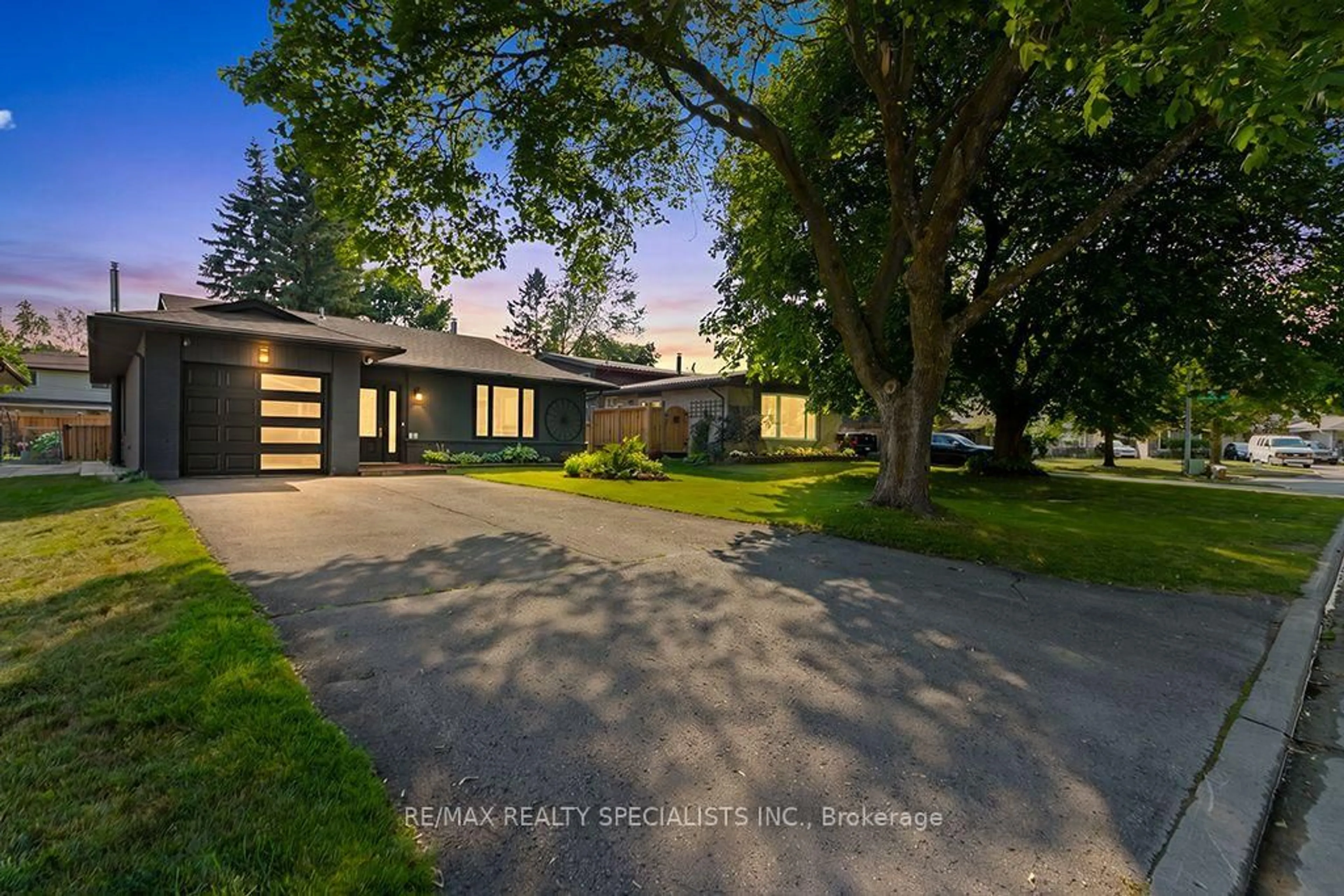 A pic from outside/outdoor area/front of a property/back of a property/a pic from drone, street for 88 Shirley St, Orangeville Ontario L9W 2T6