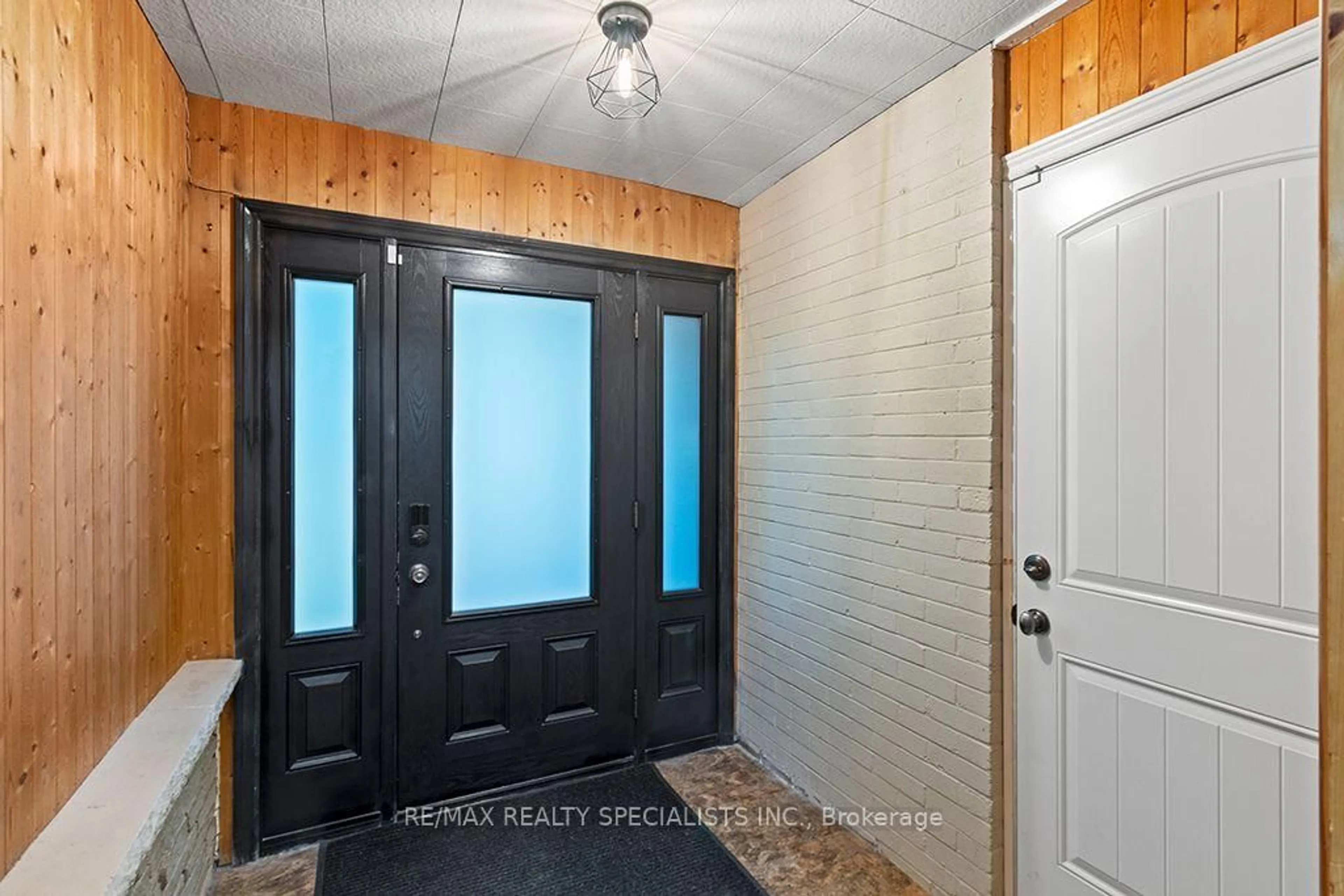 Indoor entryway for 88 Shirley St, Orangeville Ontario L9W 2T6