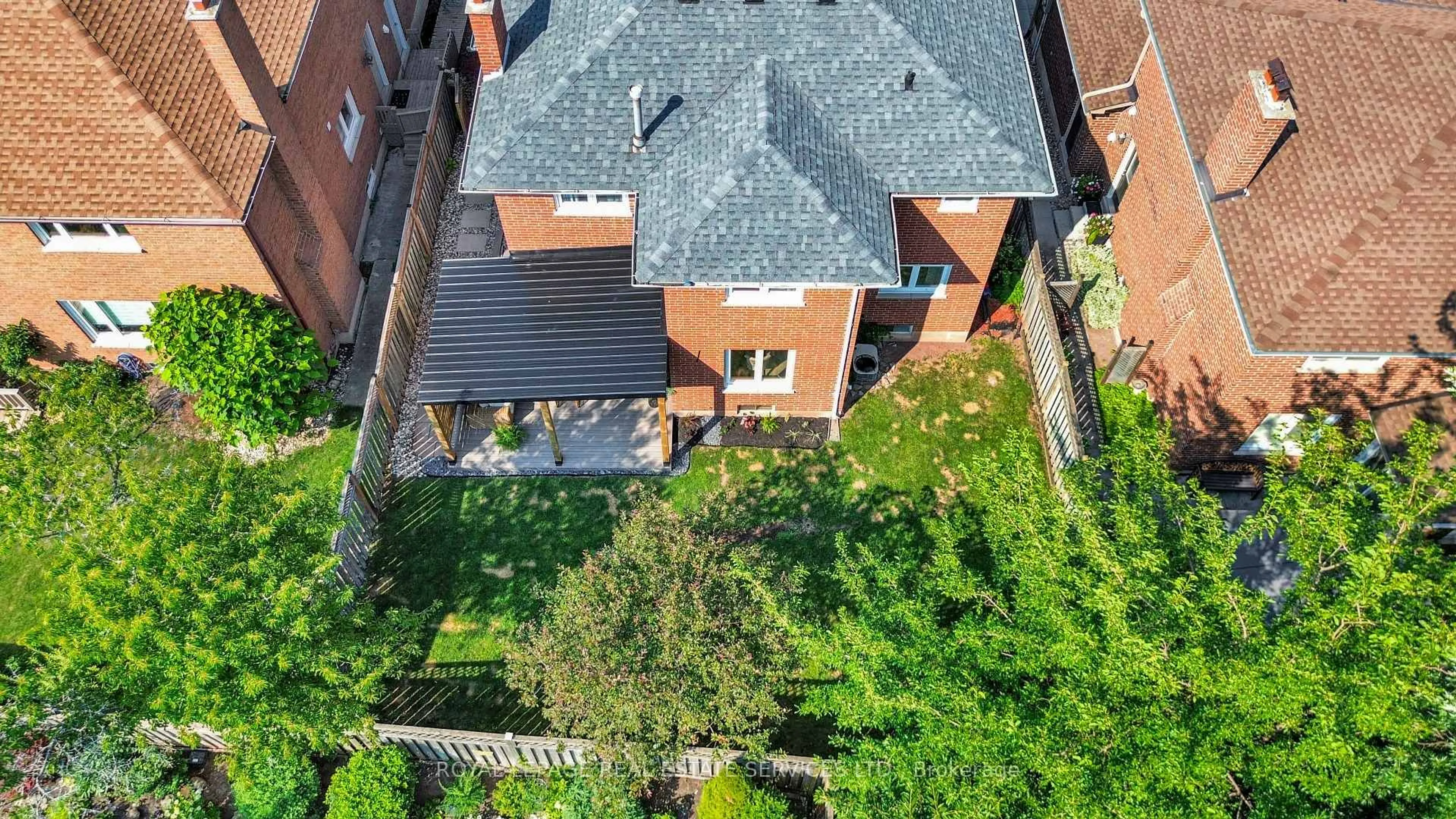 A pic from outside/outdoor area/front of a property/back of a property/a pic from drone, city buildings view from balcony for 2048 Sixth Line, Oakville Ontario L6H 3N2