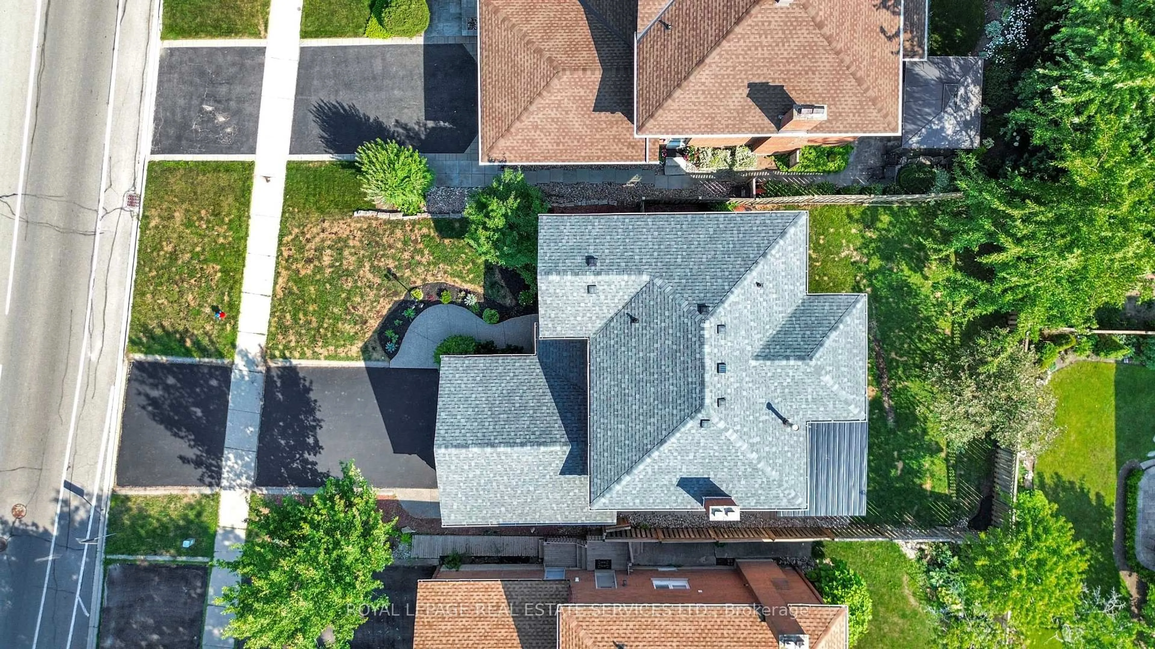 A pic from outside/outdoor area/front of a property/back of a property/a pic from drone, street for 2048 Sixth Line, Oakville Ontario L6H 3N2