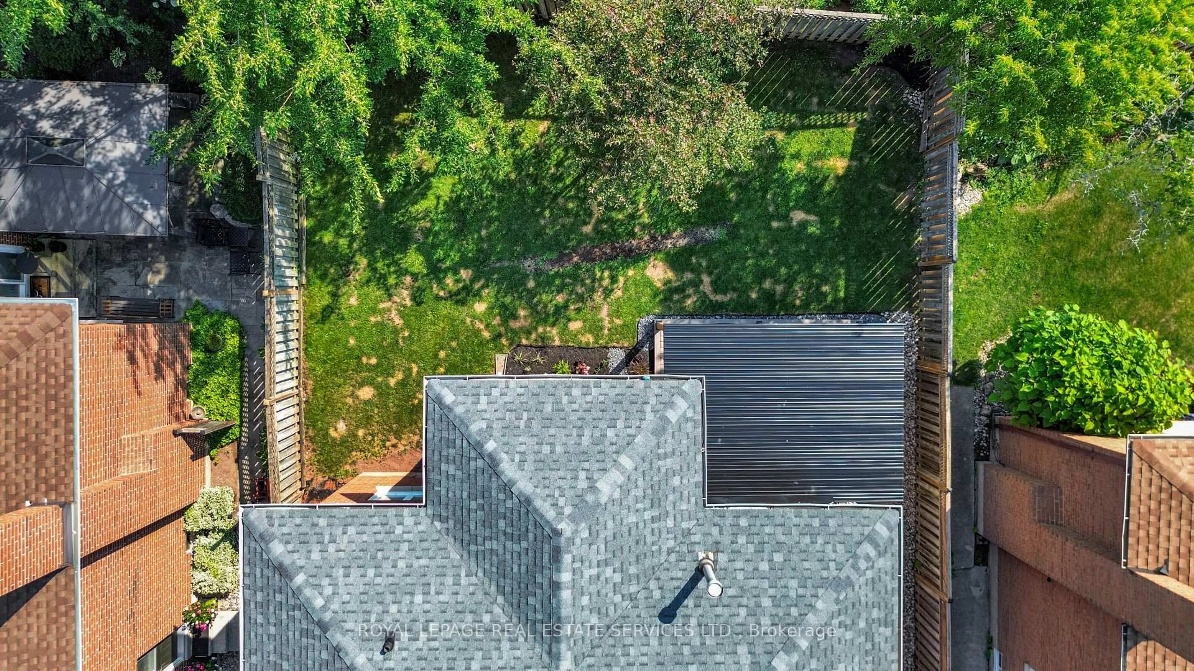 A pic from outside/outdoor area/front of a property/back of a property/a pic from drone, city buildings view from balcony for 2048 Sixth Line, Oakville Ontario L6H 3N2