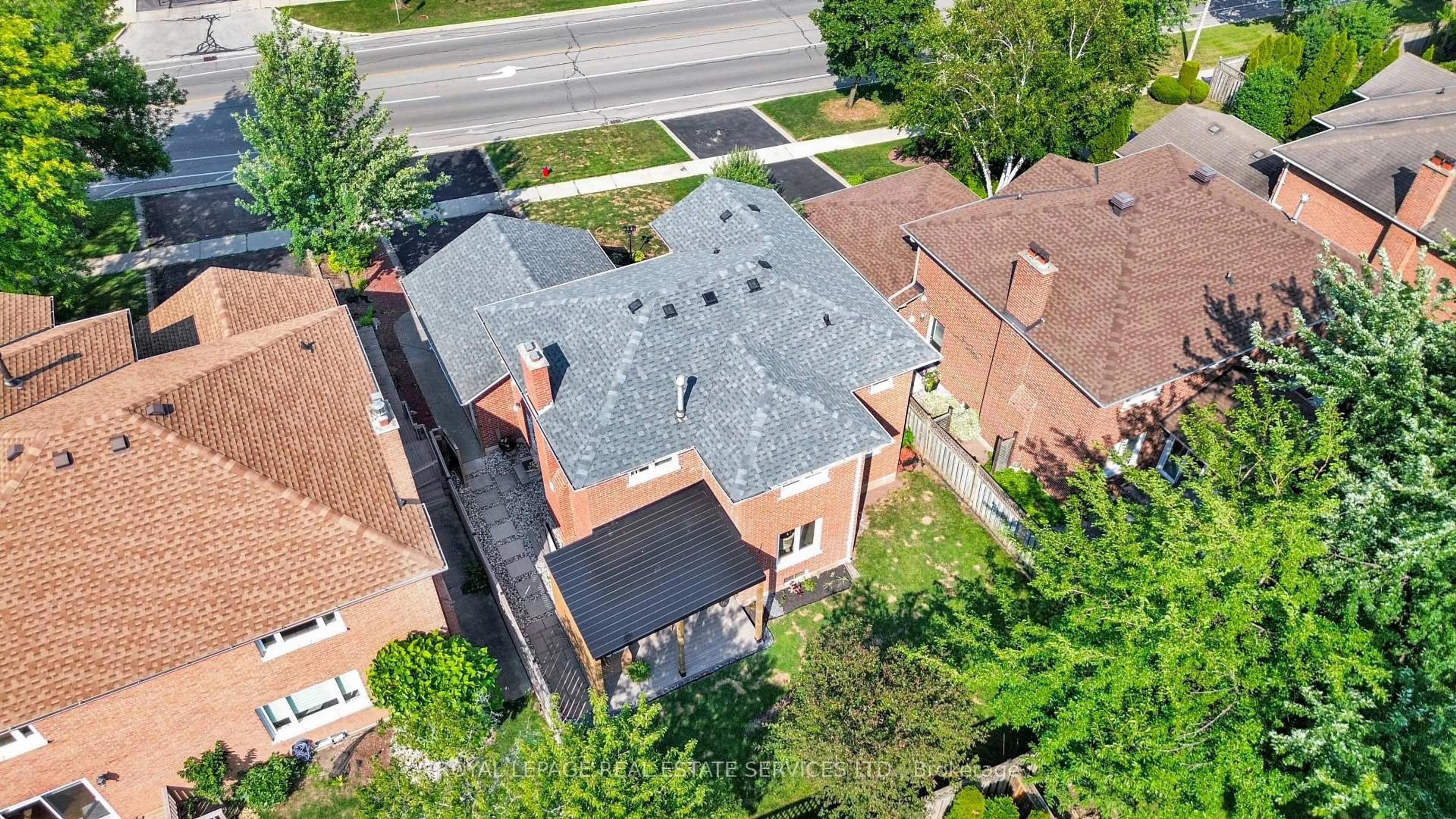 A pic from outside/outdoor area/front of a property/back of a property/a pic from drone, street for 2048 Sixth Line, Oakville Ontario L6H 3N2