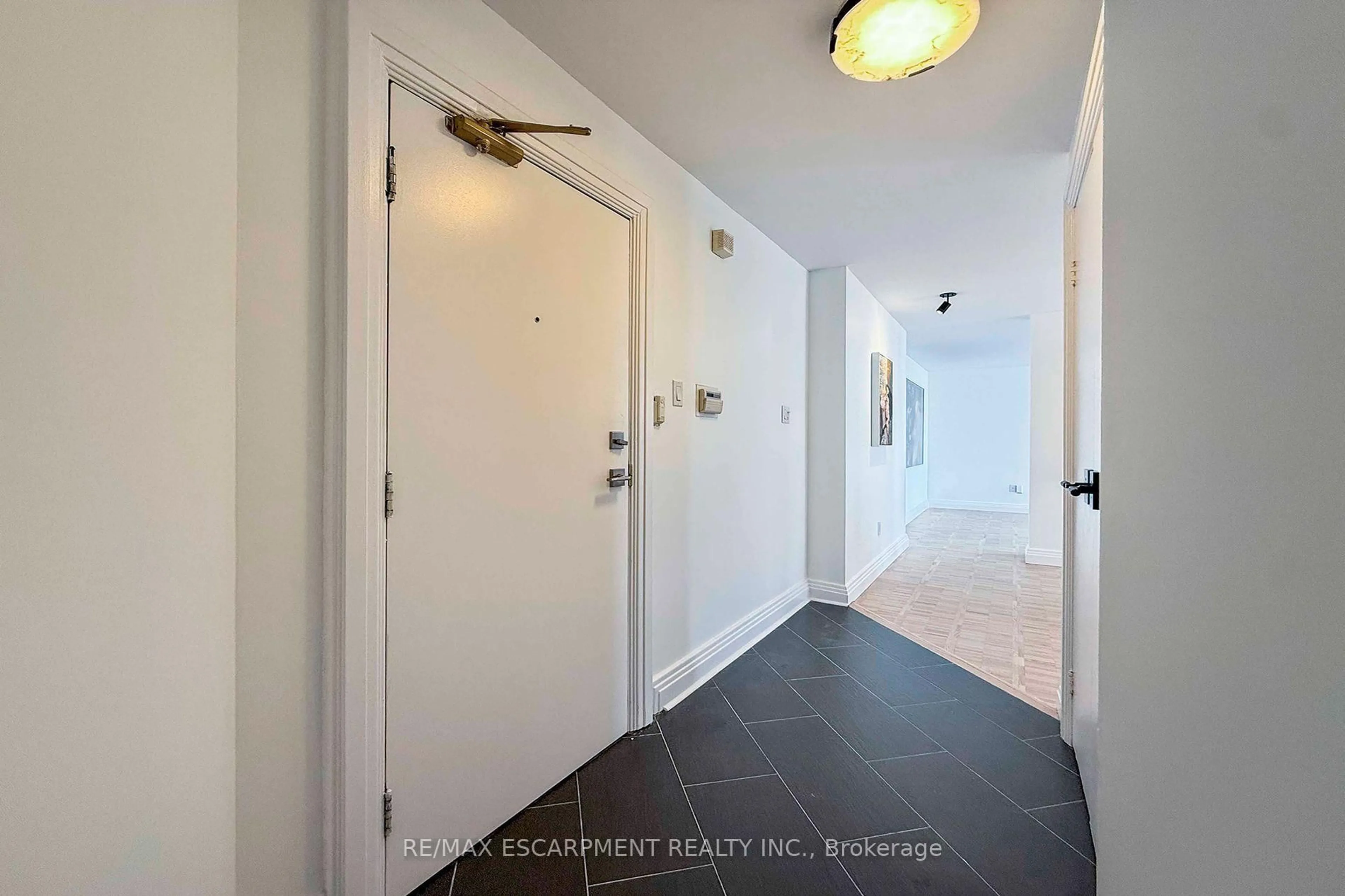 Indoor entryway for 3650 Kaneff Cres #2804, Mississauga Ontario L5A 4A1