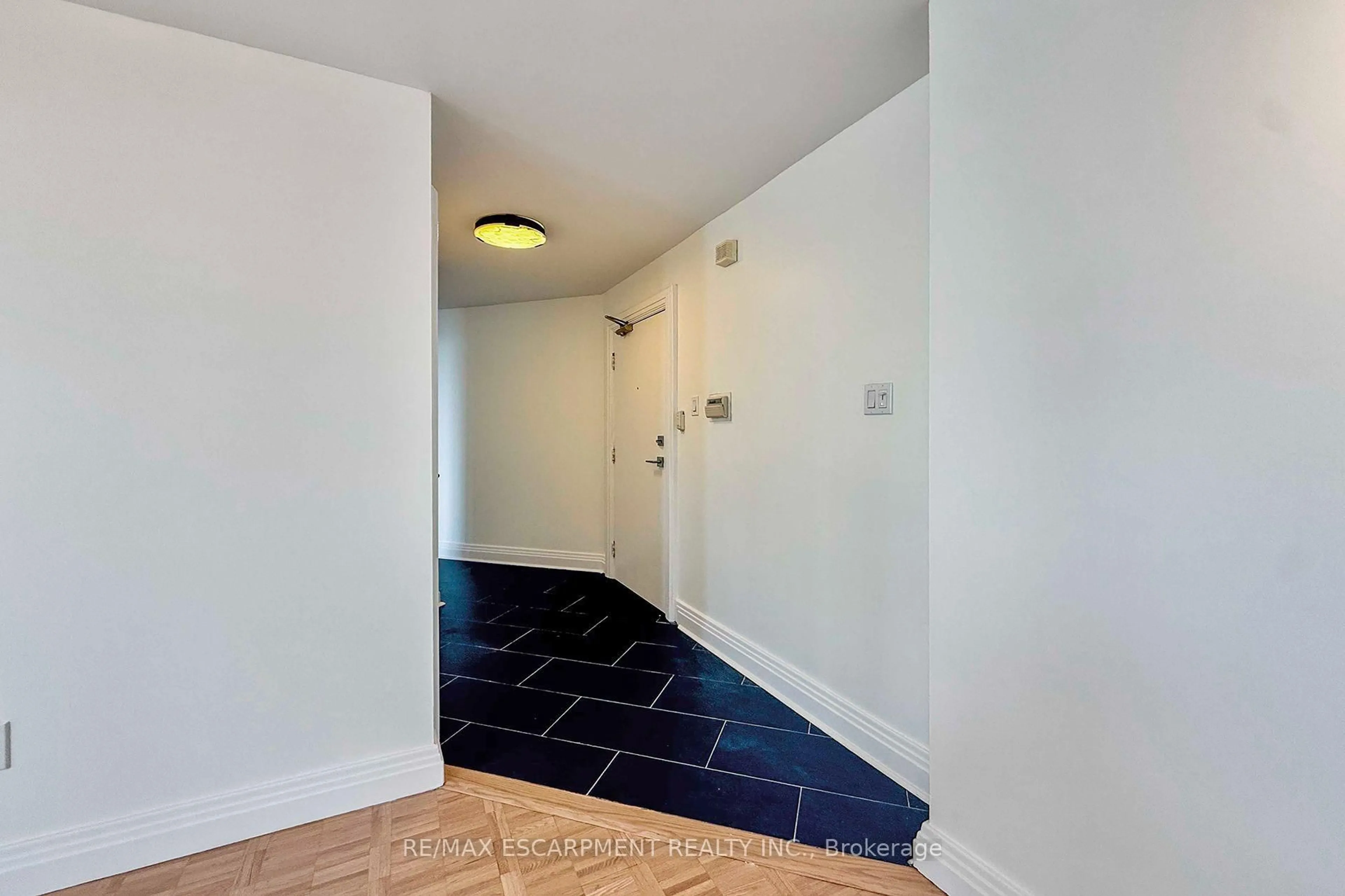 Unknown for 3650 Kaneff Cres #2804, Mississauga Ontario L5A 4A1
