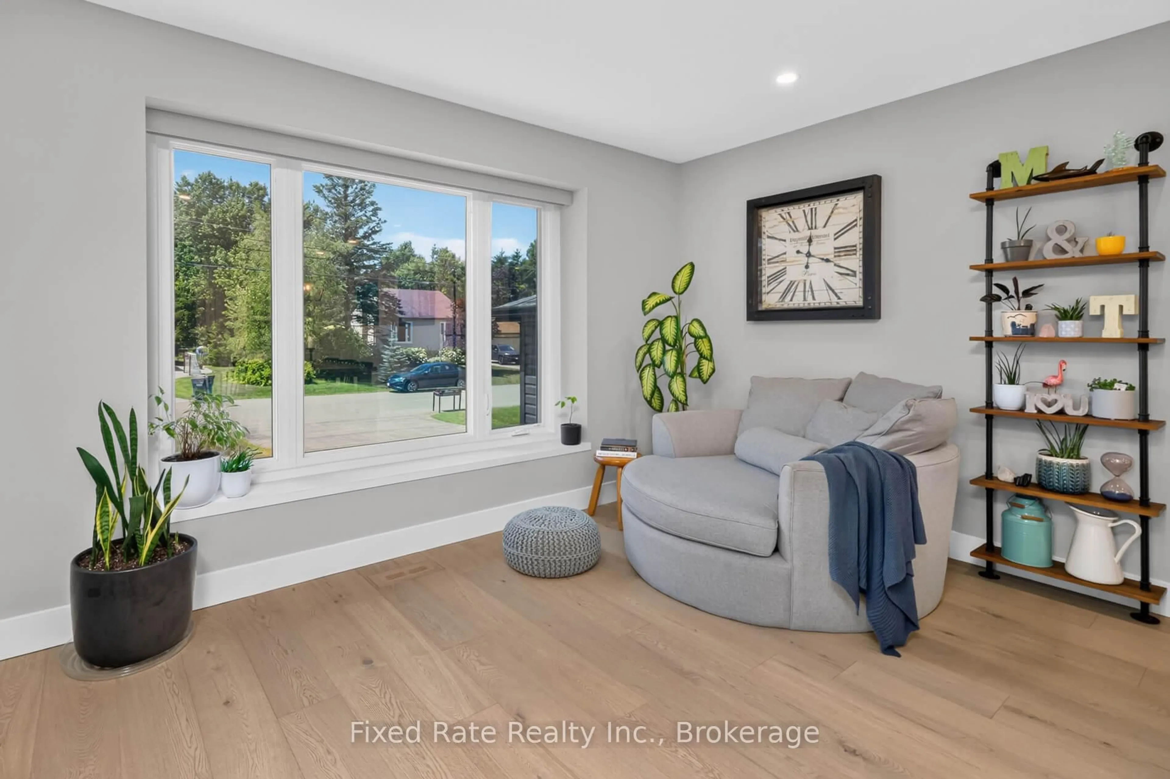 Living room with furniture, unknown for 66 Holmes Dr, Caledon Ontario L7K 0A6