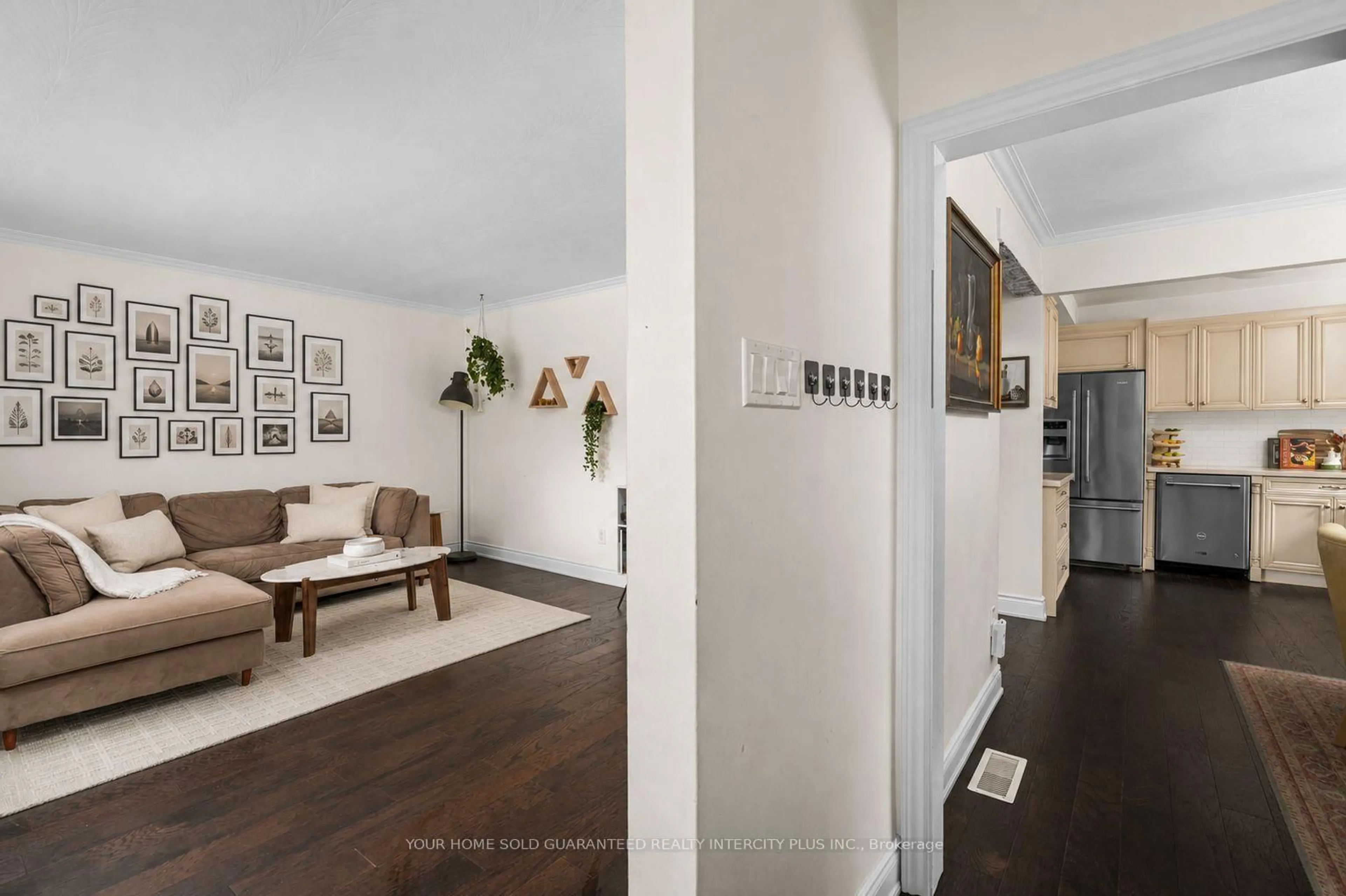 Indoor entryway for 30 Garside Cres, Toronto Ontario M6M 2Z6