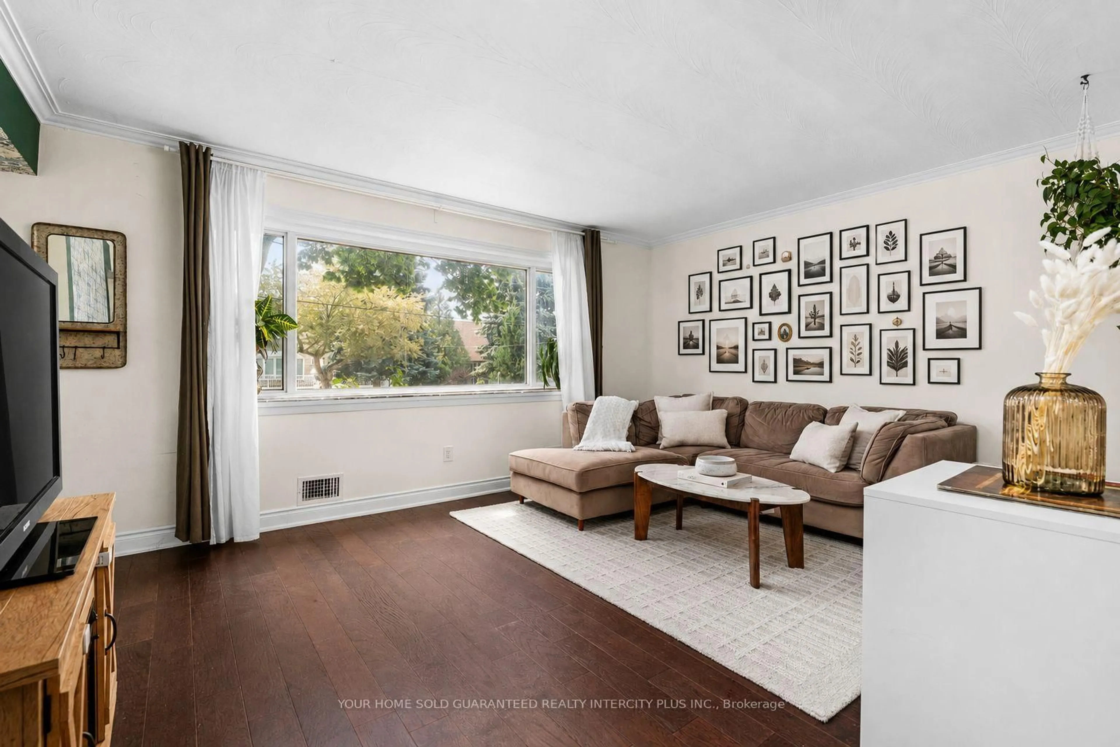 Living room with furniture, unknown for 30 Garside Cres, Toronto Ontario M6M 2Z6