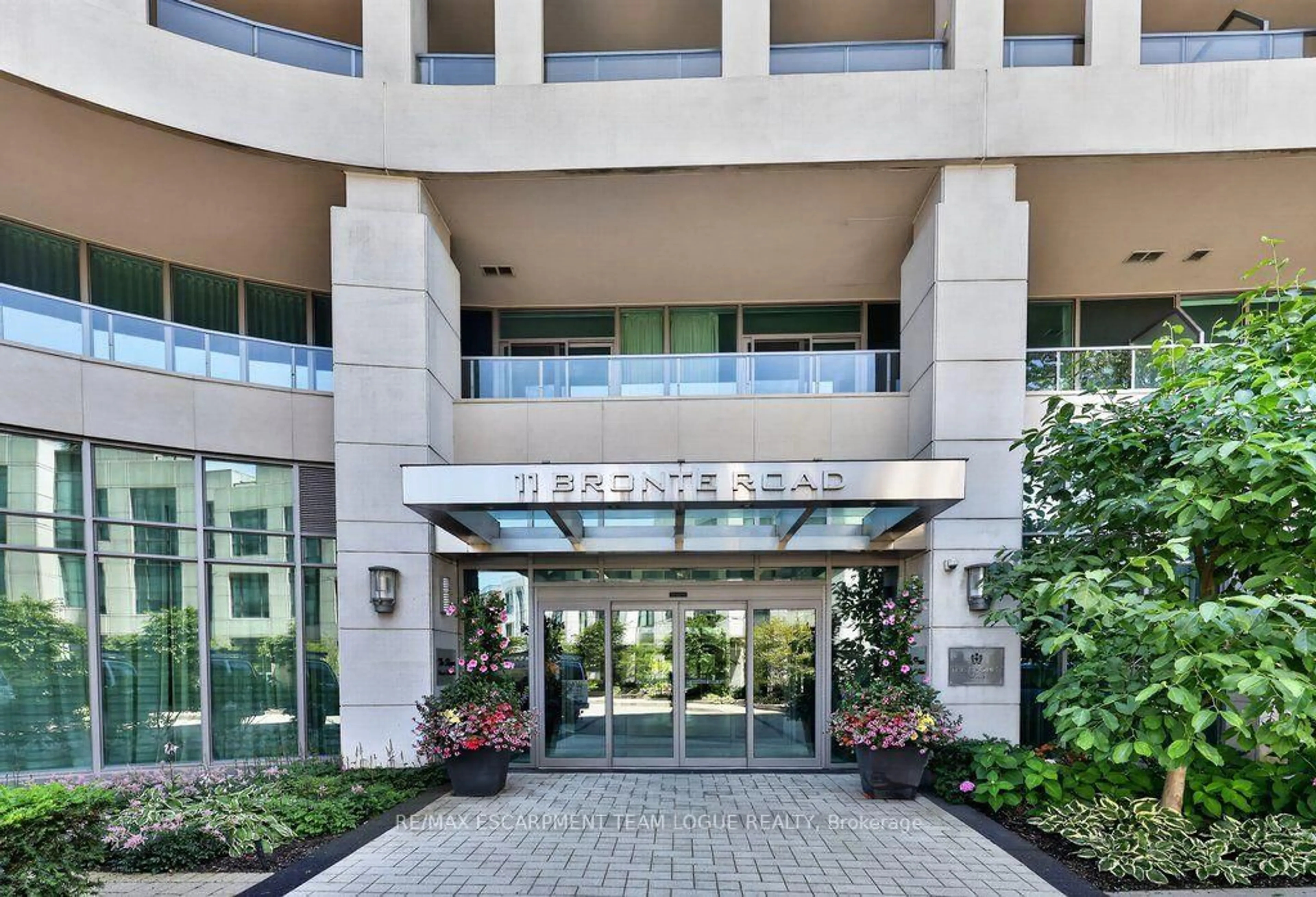 Indoor foyer for 11 Bronte Rd #317, Oakville Ontario L6L 0E1