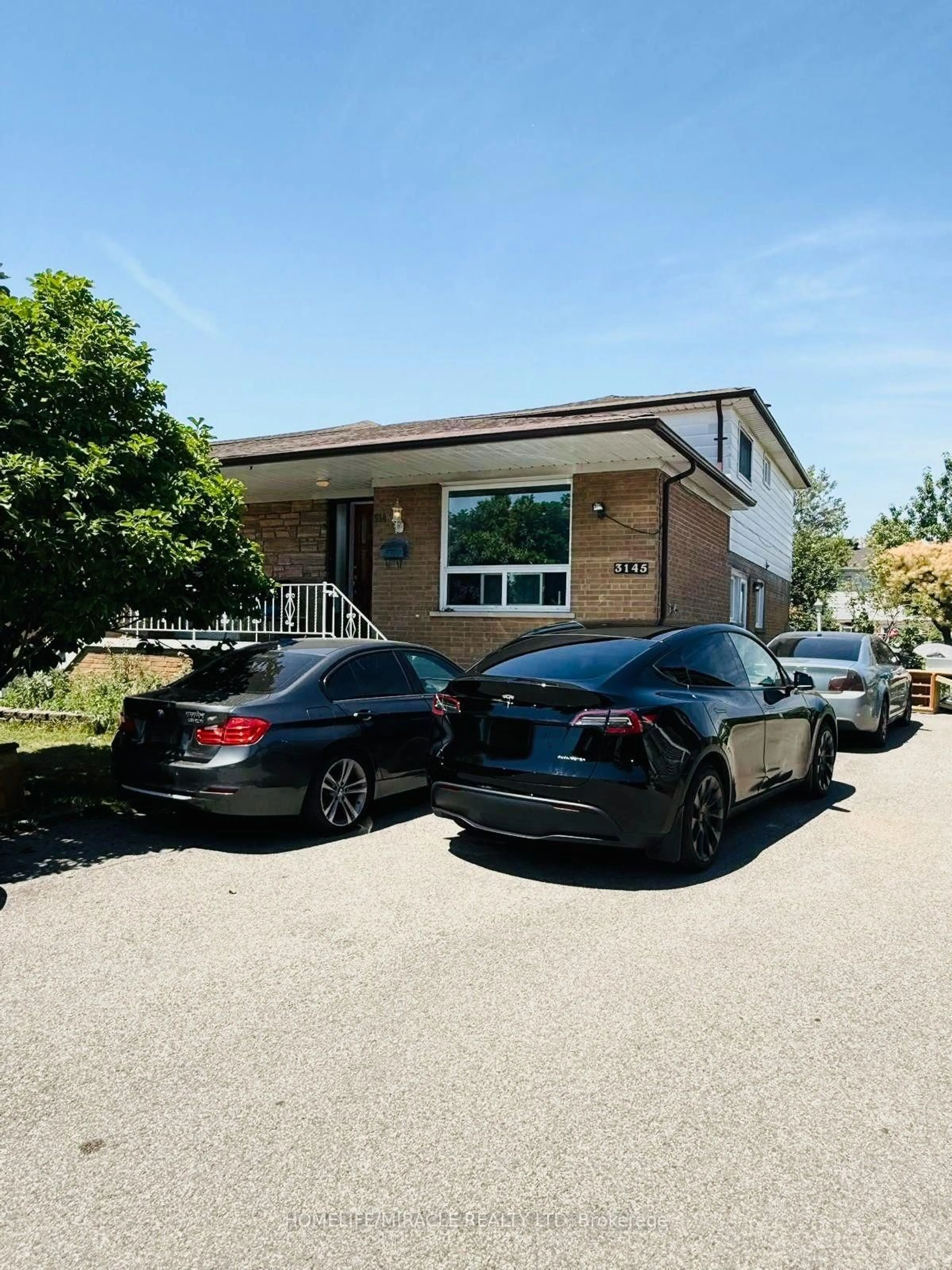A pic from outside/outdoor area/front of a property/back of a property/a pic from drone, street for 3145 Mallbridge Cres, Mississauga Ontario L4T 2C5