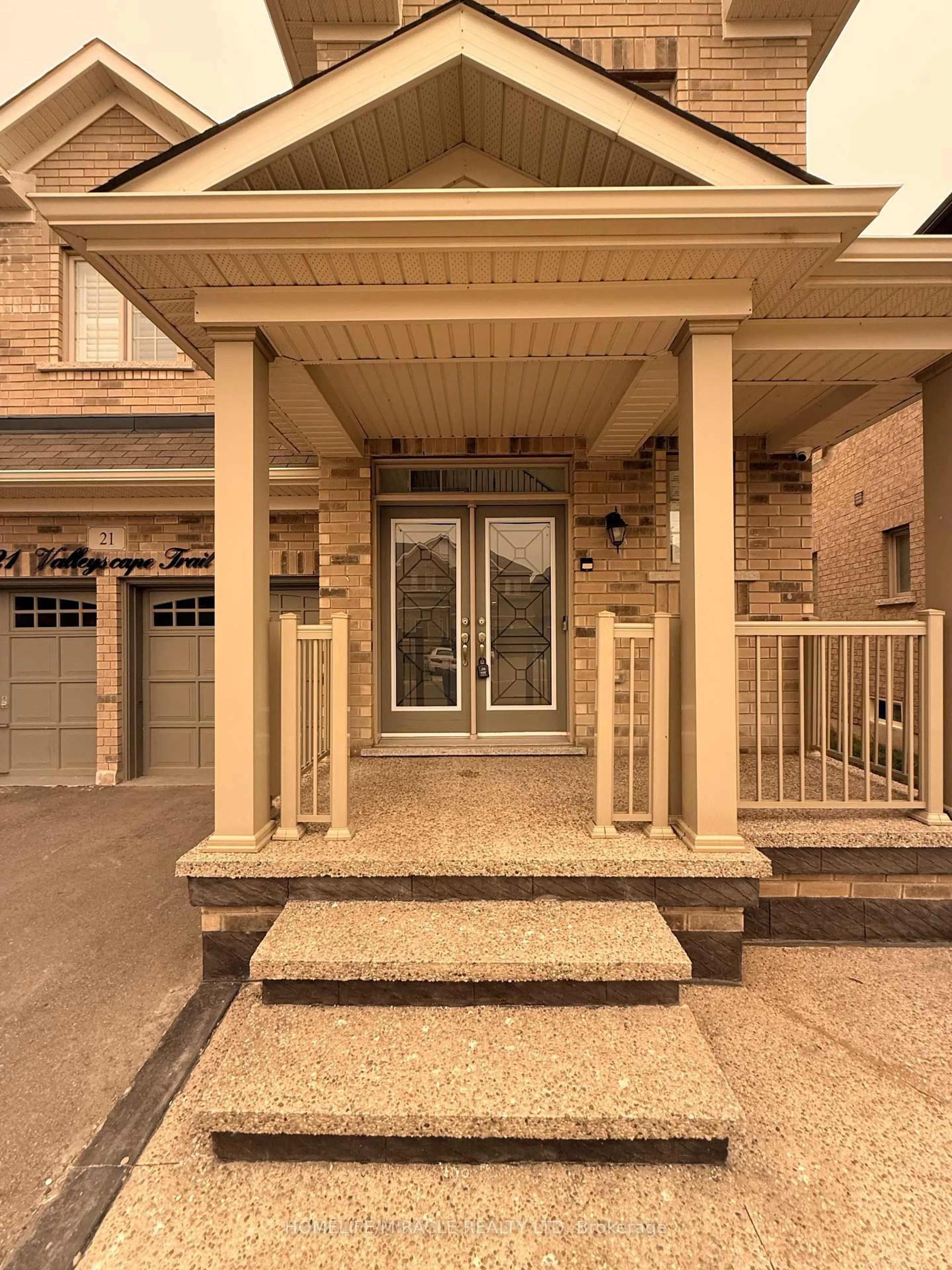 Indoor entryway for 21 Valleyscape Tr, Caledon Ontario L7C 4H3