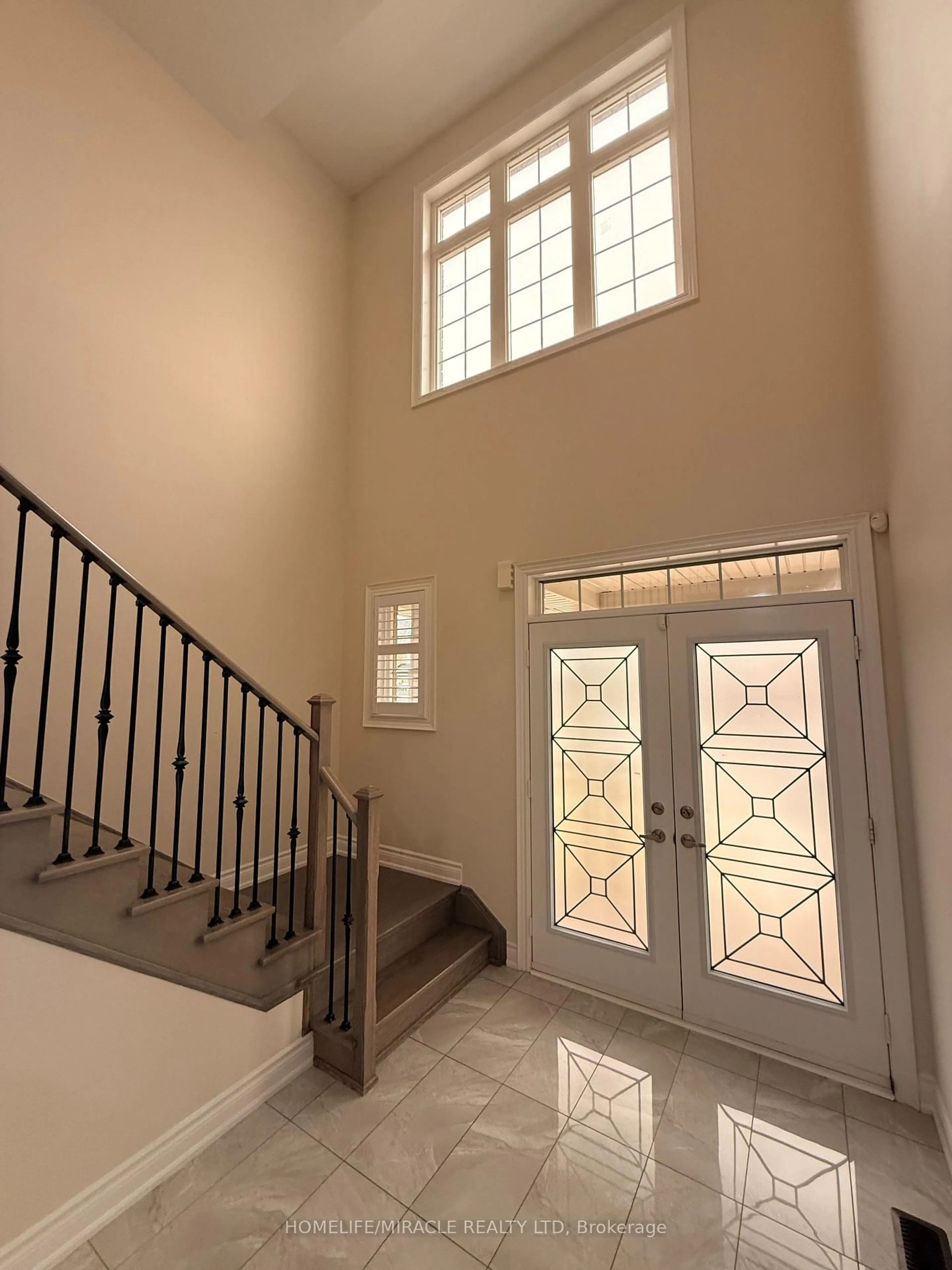 Indoor entryway for 21 Valleyscape Tr, Caledon Ontario L7C 4H3