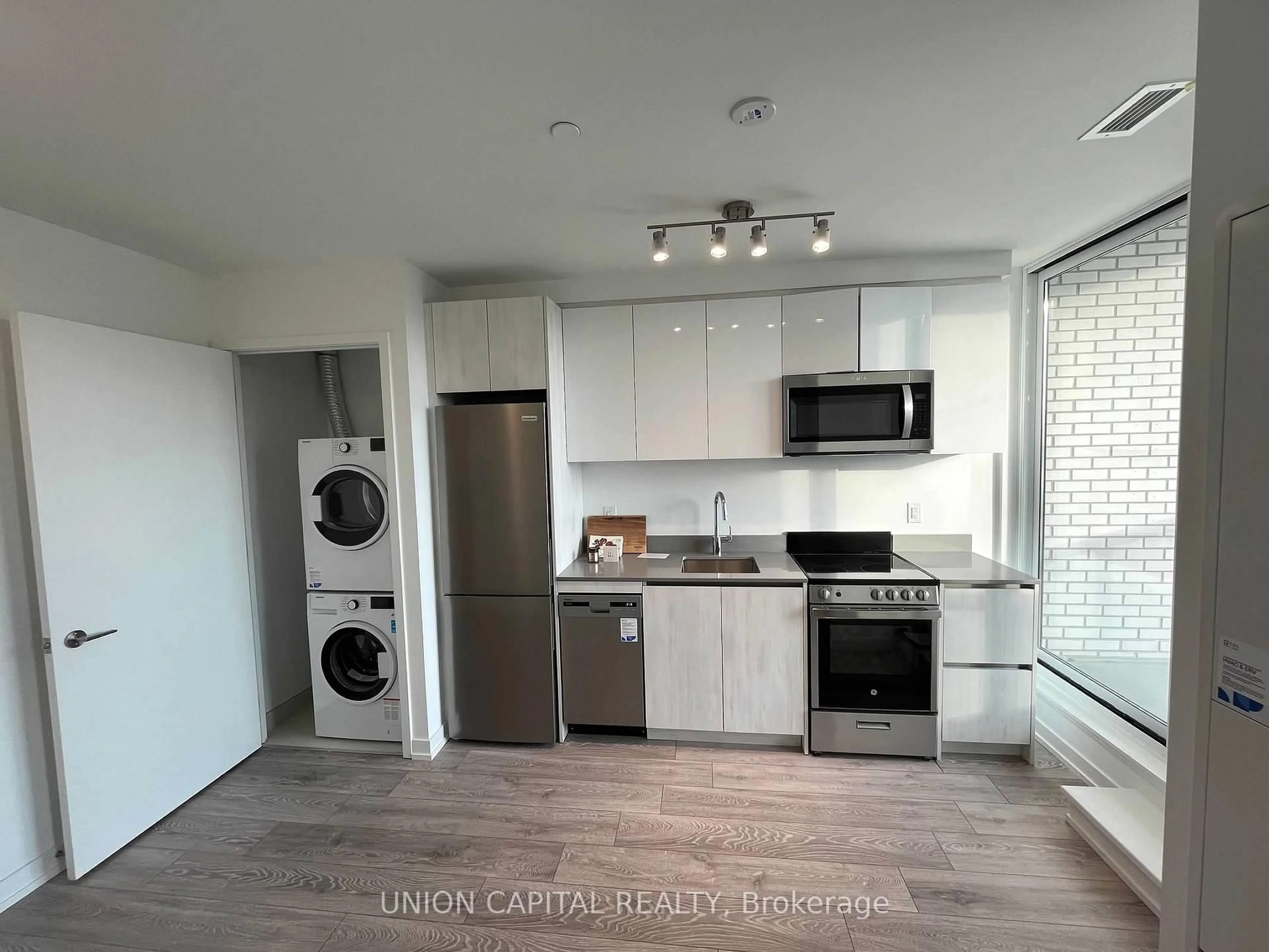 Open concept kitchen, wood/laminate floor for 3100 Keele St #320, Toronto Ontario M3M 0E1