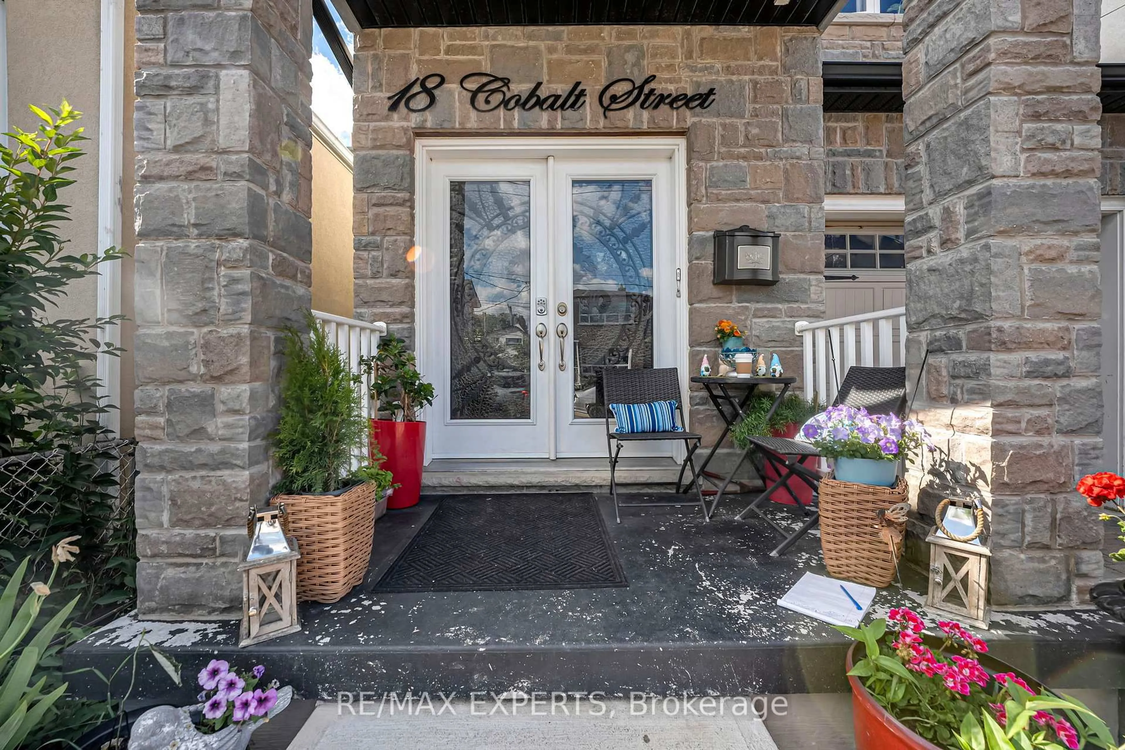 Indoor entryway for 18 Cobalt St, Toronto Ontario M6M 2K2