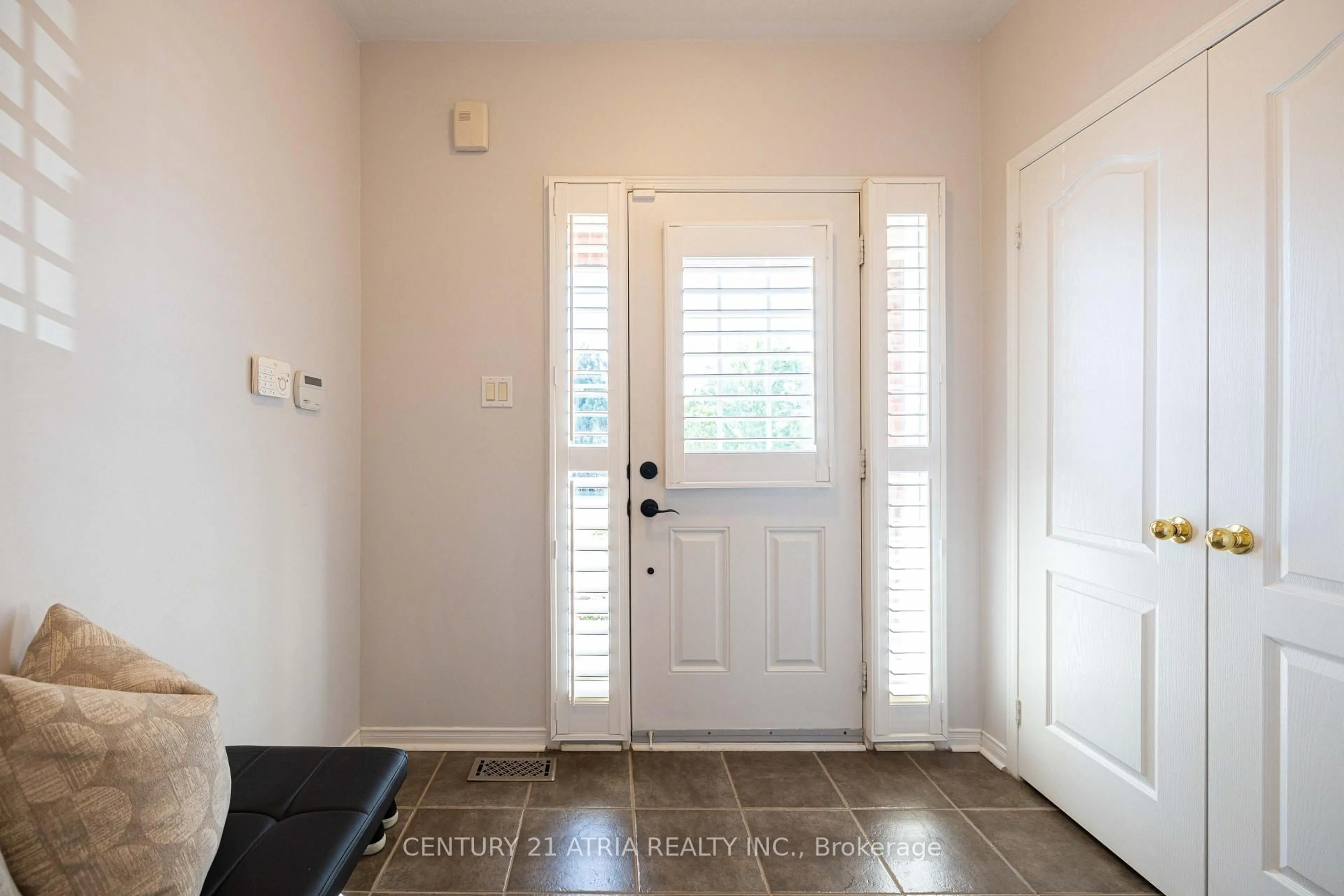 Indoor entryway for 21 Treegrove Cres, Brampton Ontario L7A 0K4