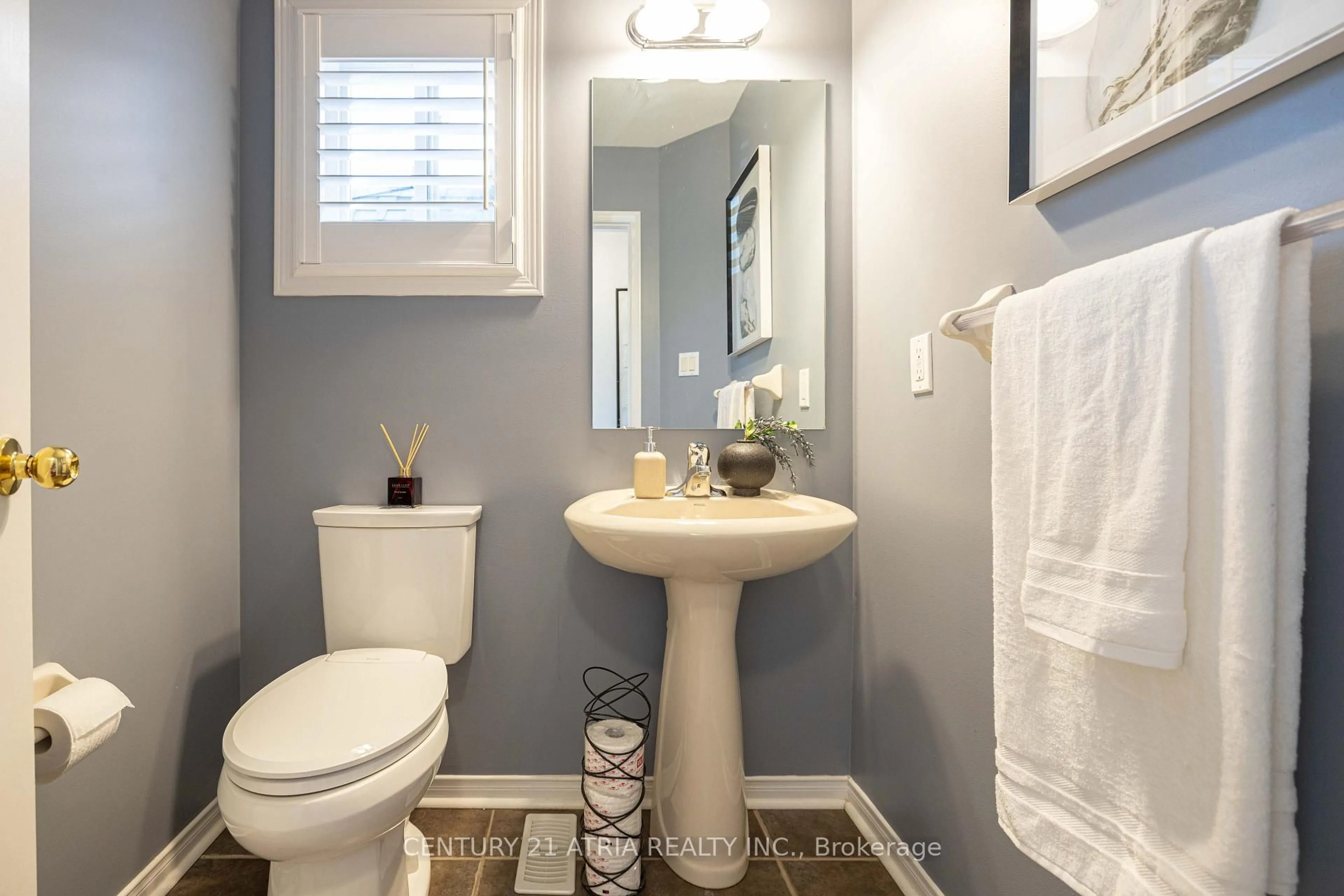 Standard bathroom, ceramic/tile floor for 21 Treegrove Cres, Brampton Ontario L7A 0K4