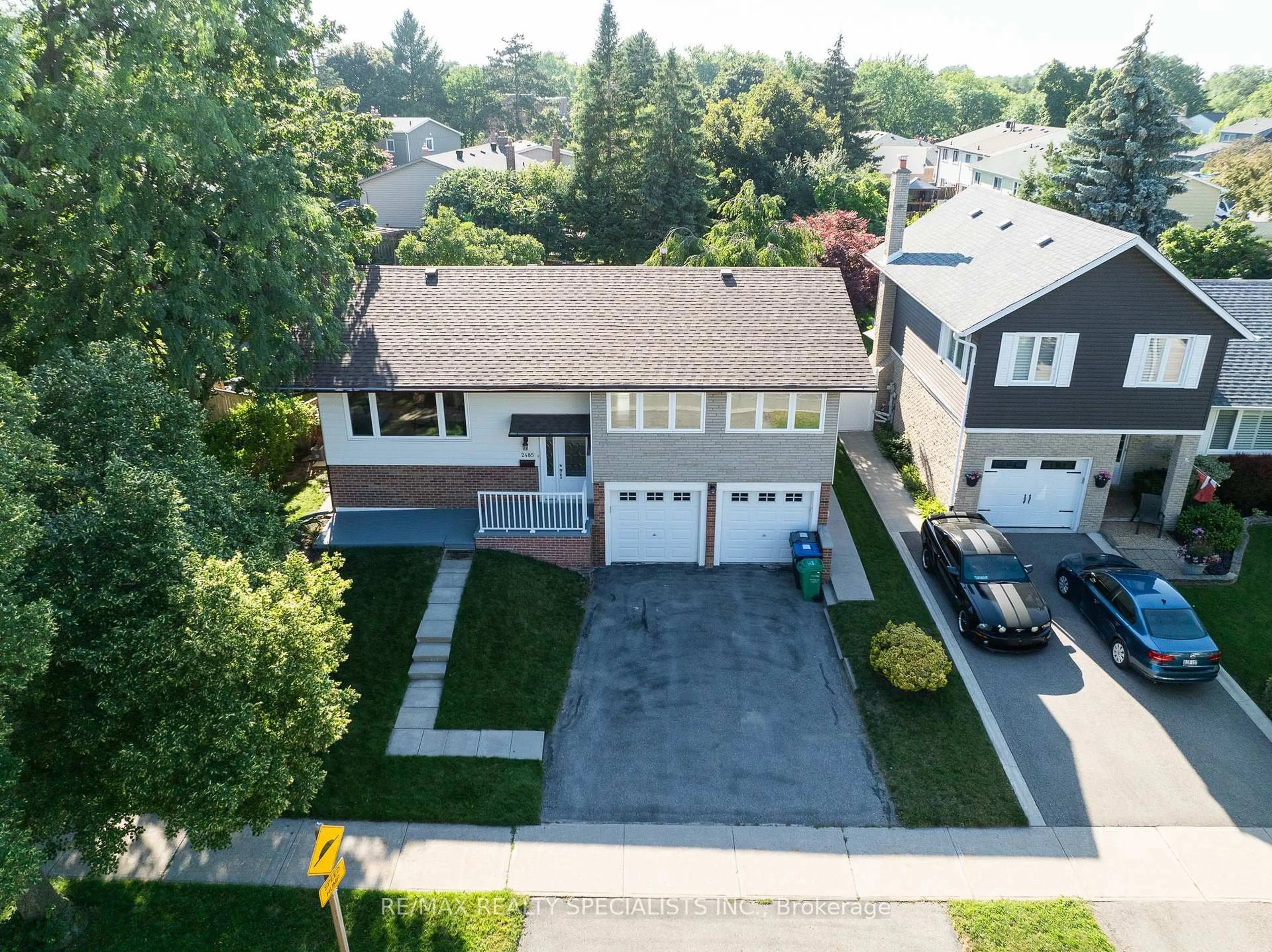 A pic from outside/outdoor area/front of a property/back of a property/a pic from drone, street for 2485 Council Ring Rd, Mississauga Ontario L5L 1E8