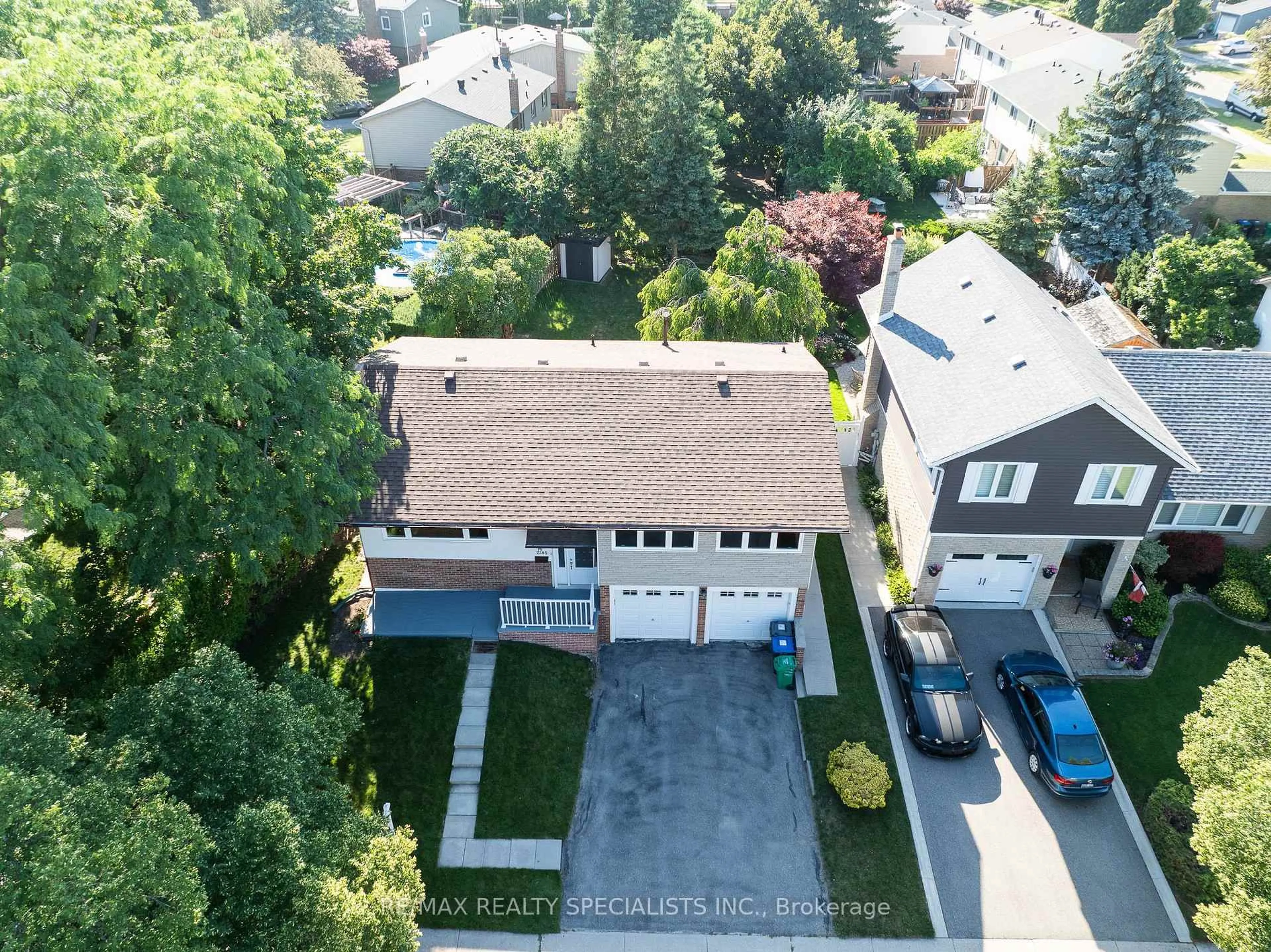 A pic from outside/outdoor area/front of a property/back of a property/a pic from drone, street for 2485 Council Ring Rd, Mississauga Ontario L5L 1E8