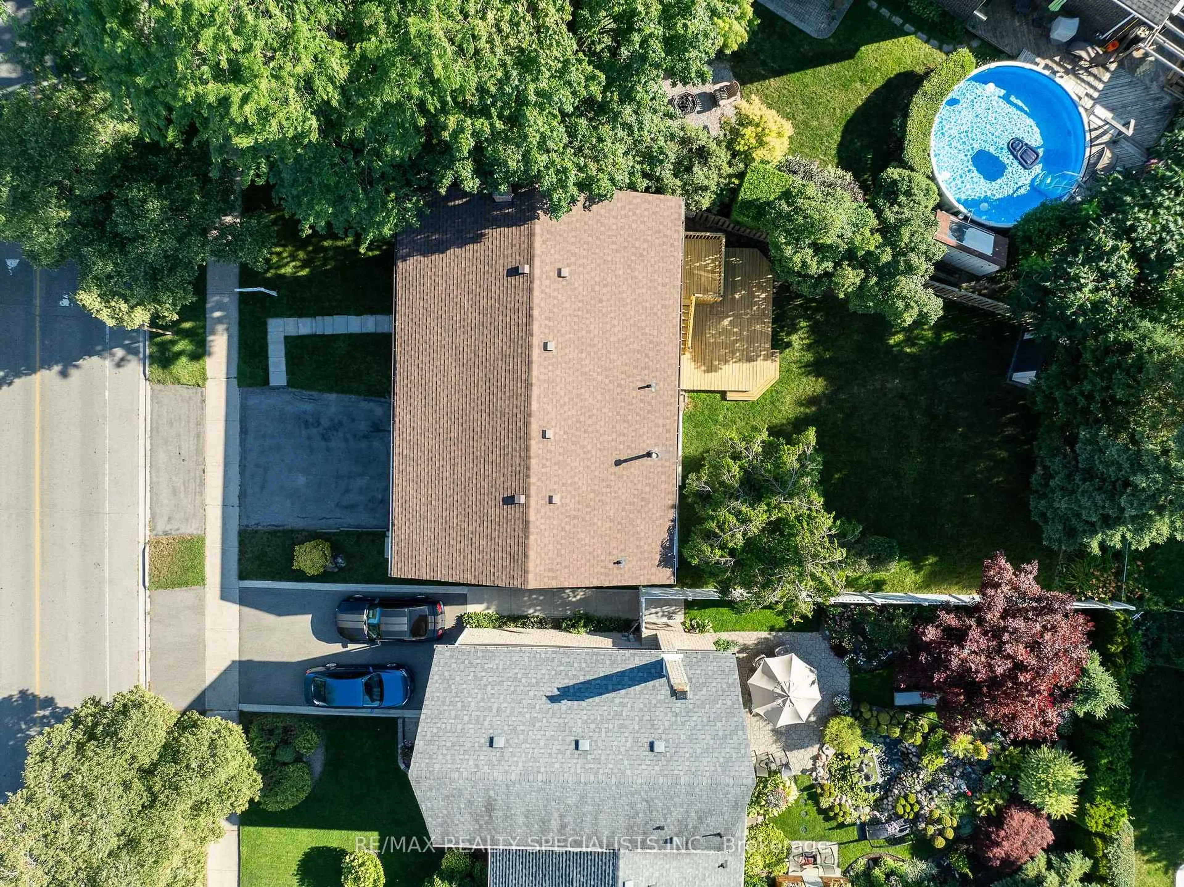 A pic from outside/outdoor area/front of a property/back of a property/a pic from drone, street for 2485 Council Ring Rd, Mississauga Ontario L5L 1E8