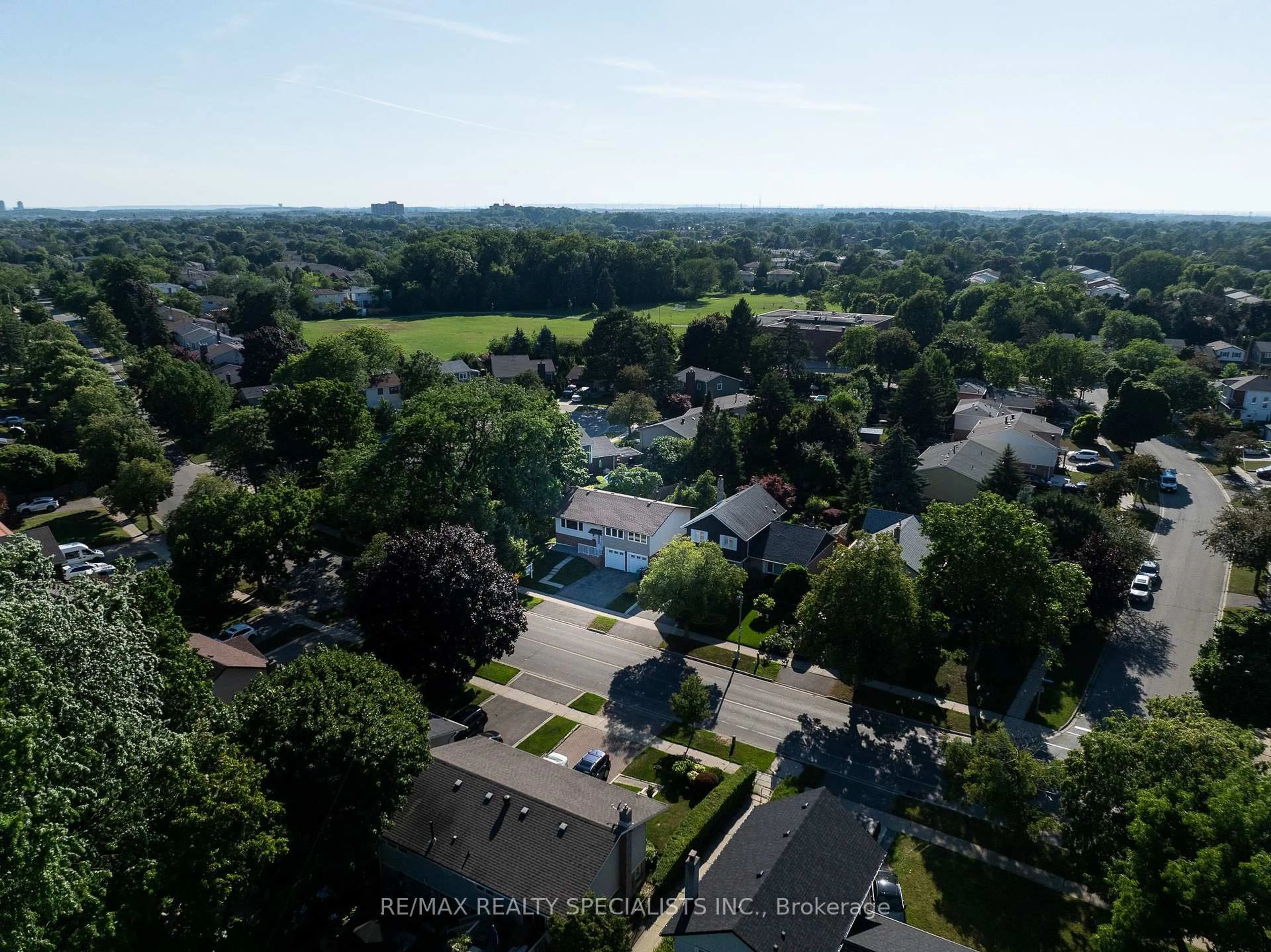 A pic from outside/outdoor area/front of a property/back of a property/a pic from drone, unknown for 2485 Council Ring Rd, Mississauga Ontario L5L 1E8