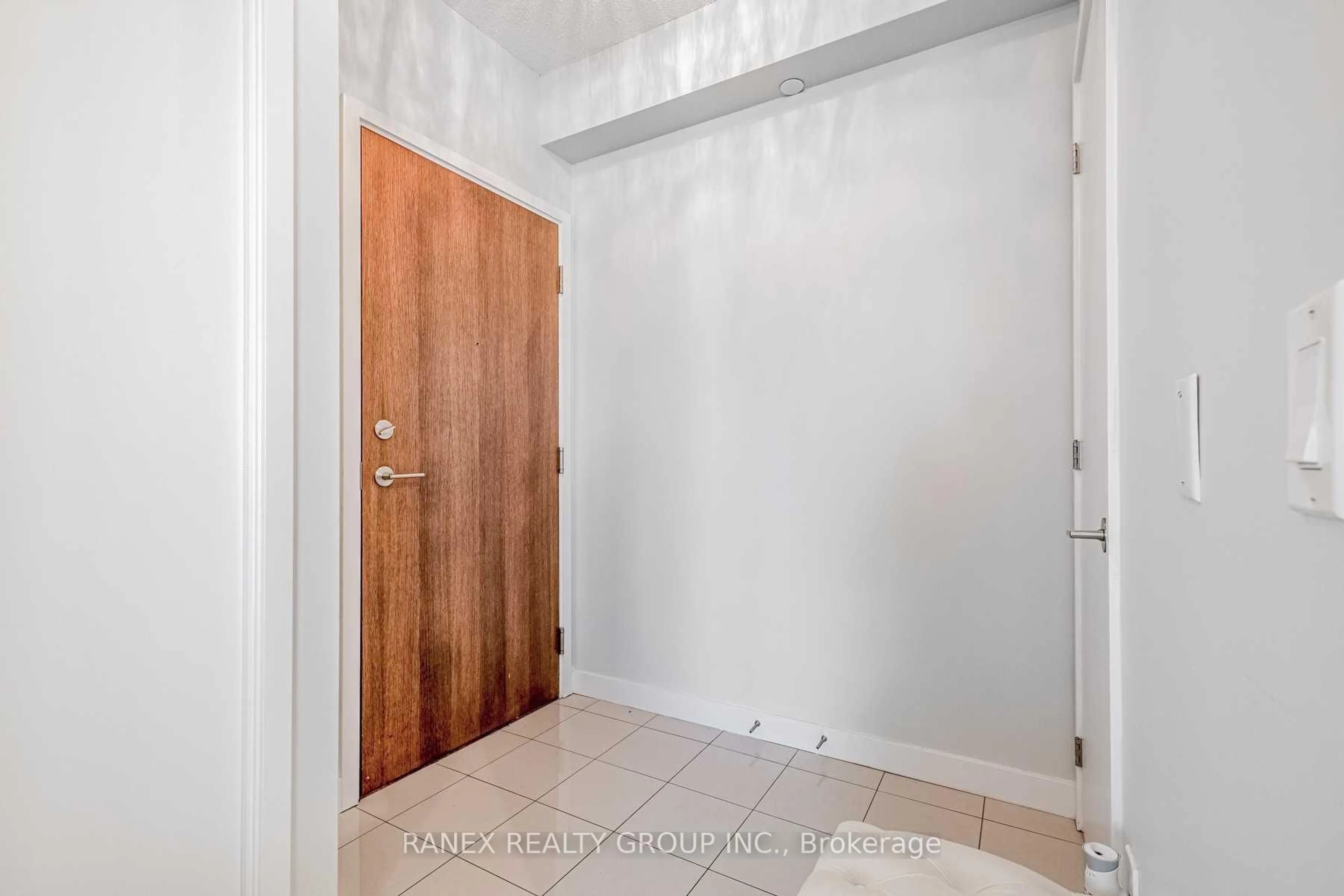 Indoor entryway for 3975 Grand Park Dr #313, Mississauga Ontario L5B 4M6