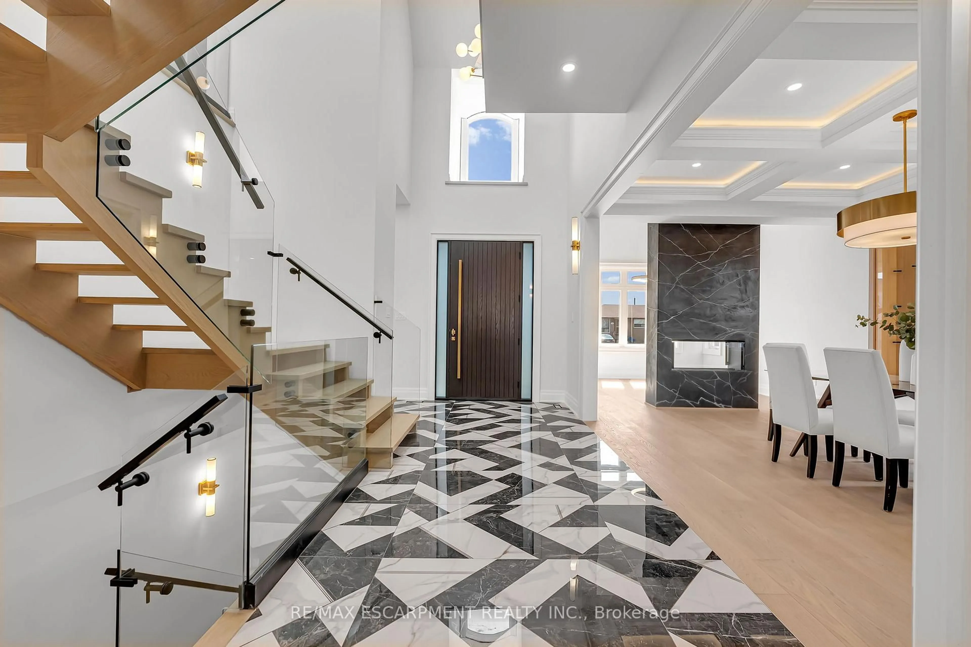 Indoor foyer for 383 Wadsworth St, Oakville Ontario L6K 2A2