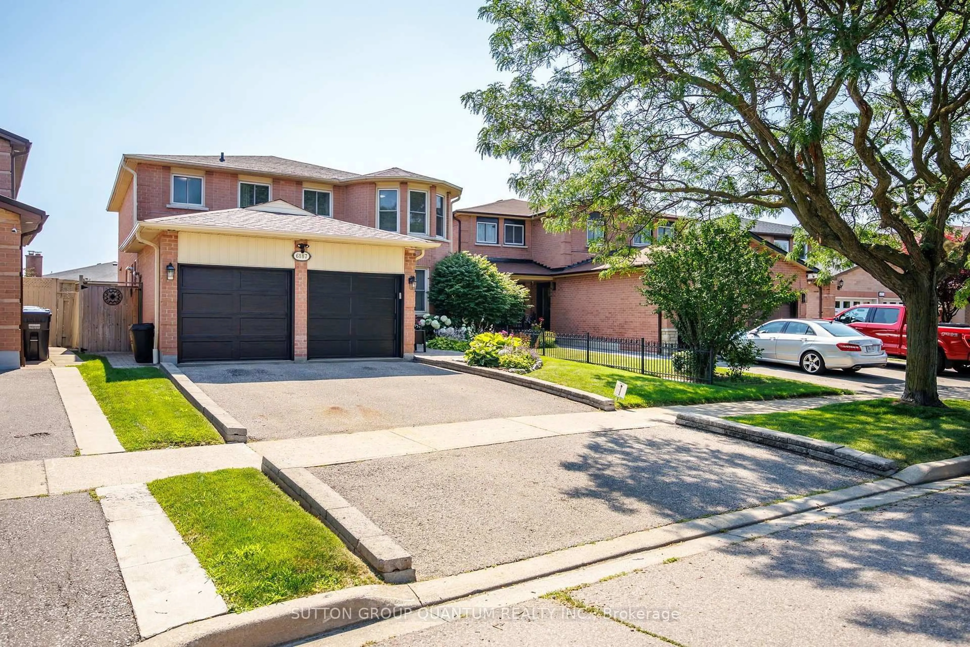 A pic from outside/outdoor area/front of a property/back of a property/a pic from drone, street for 6187 Camgreen Circ, Mississauga Ontario L5N 4N5