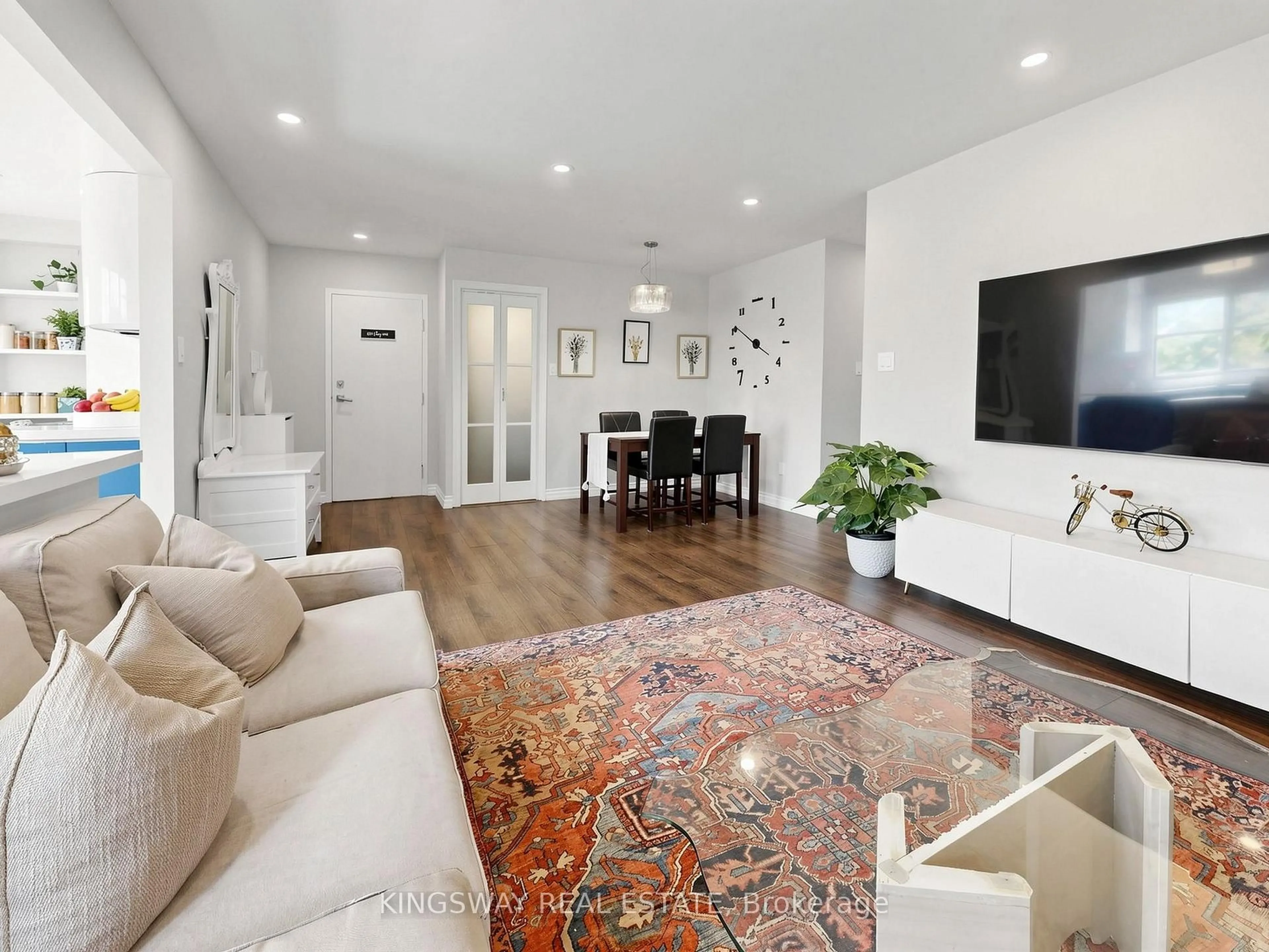 Living room with furniture, unknown for 2866 Battleford Rd #5F, Mississauga Ontario L5N 3L3