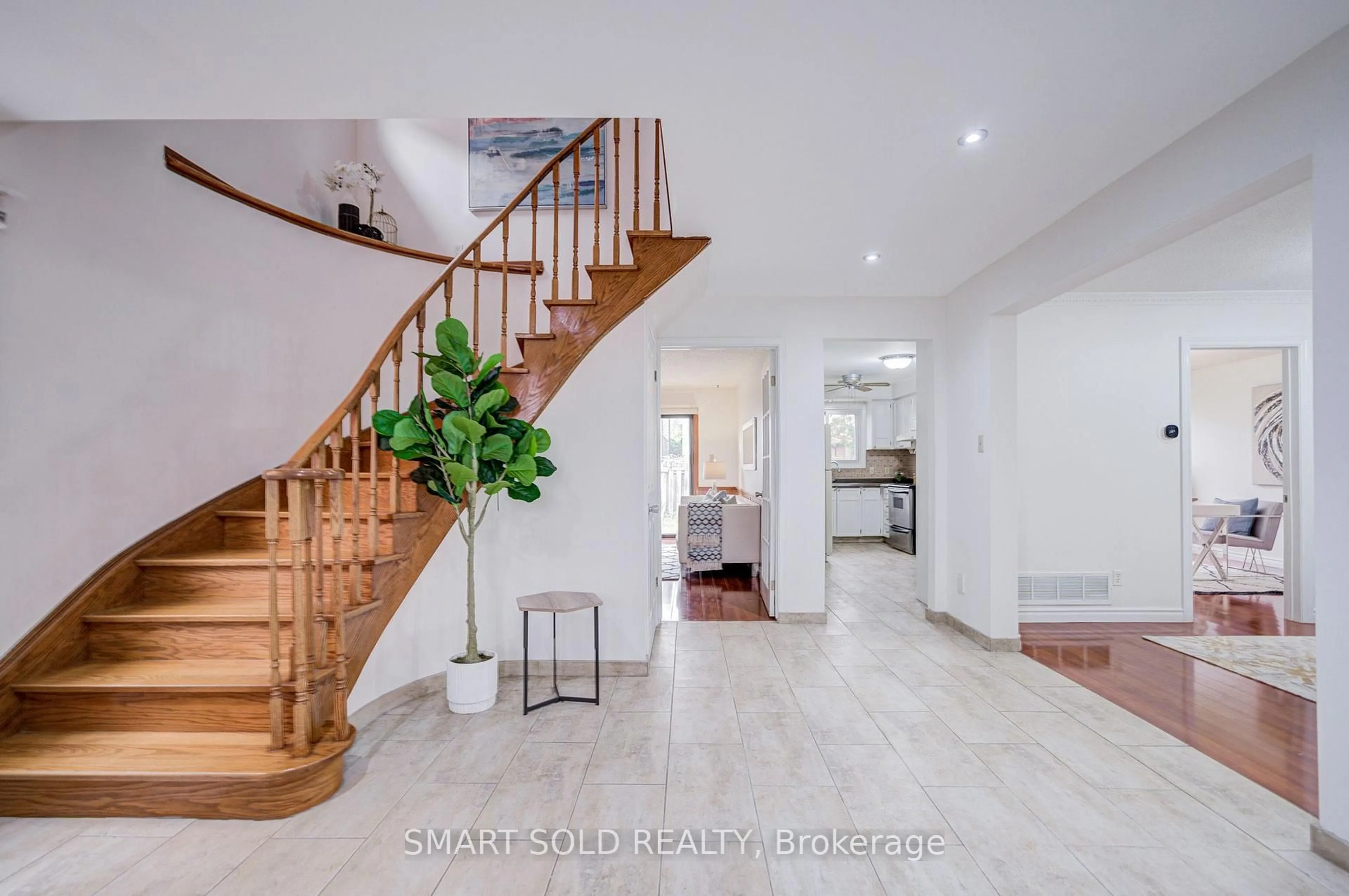 Unknown for 837 Queensbridge Dr, Mississauga Ontario L5C 3K3