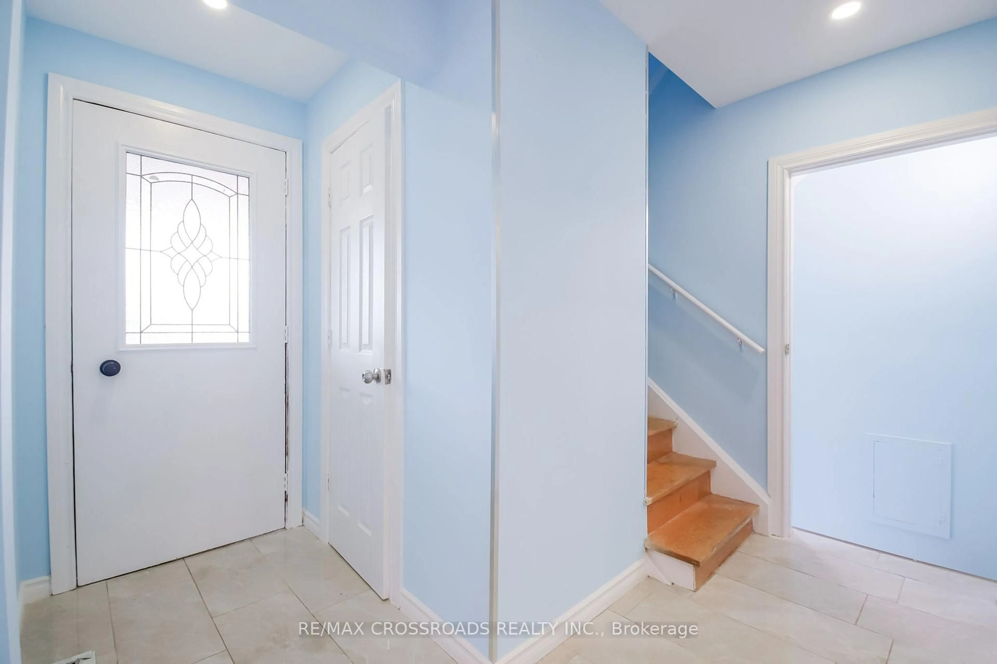 Indoor entryway for 53 Giltspur Dr, Toronto Ontario M3L 1M4