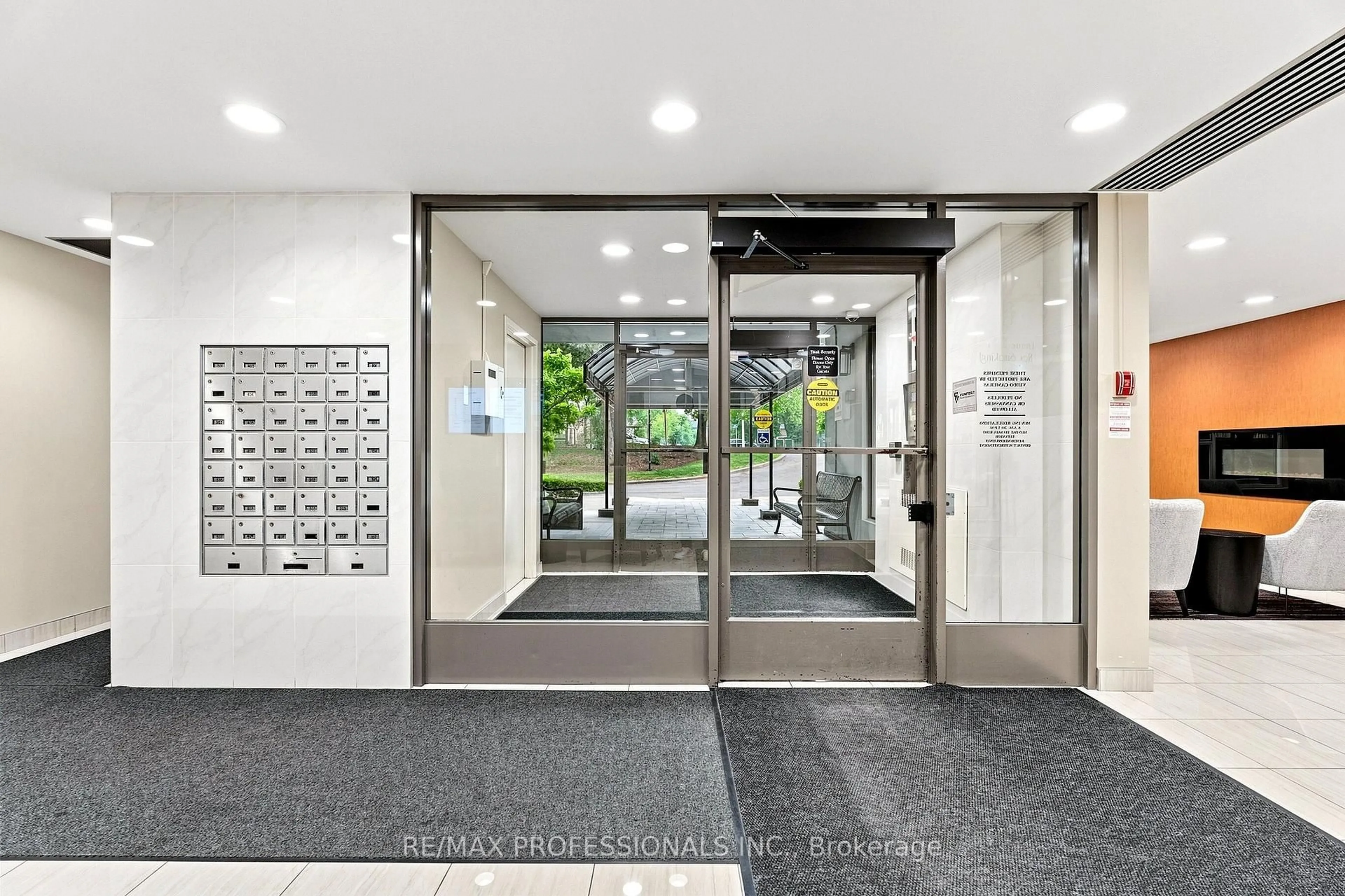 Indoor foyer for 2665 Windwood Dr #705, Mississauga Ontario L5N 2P2