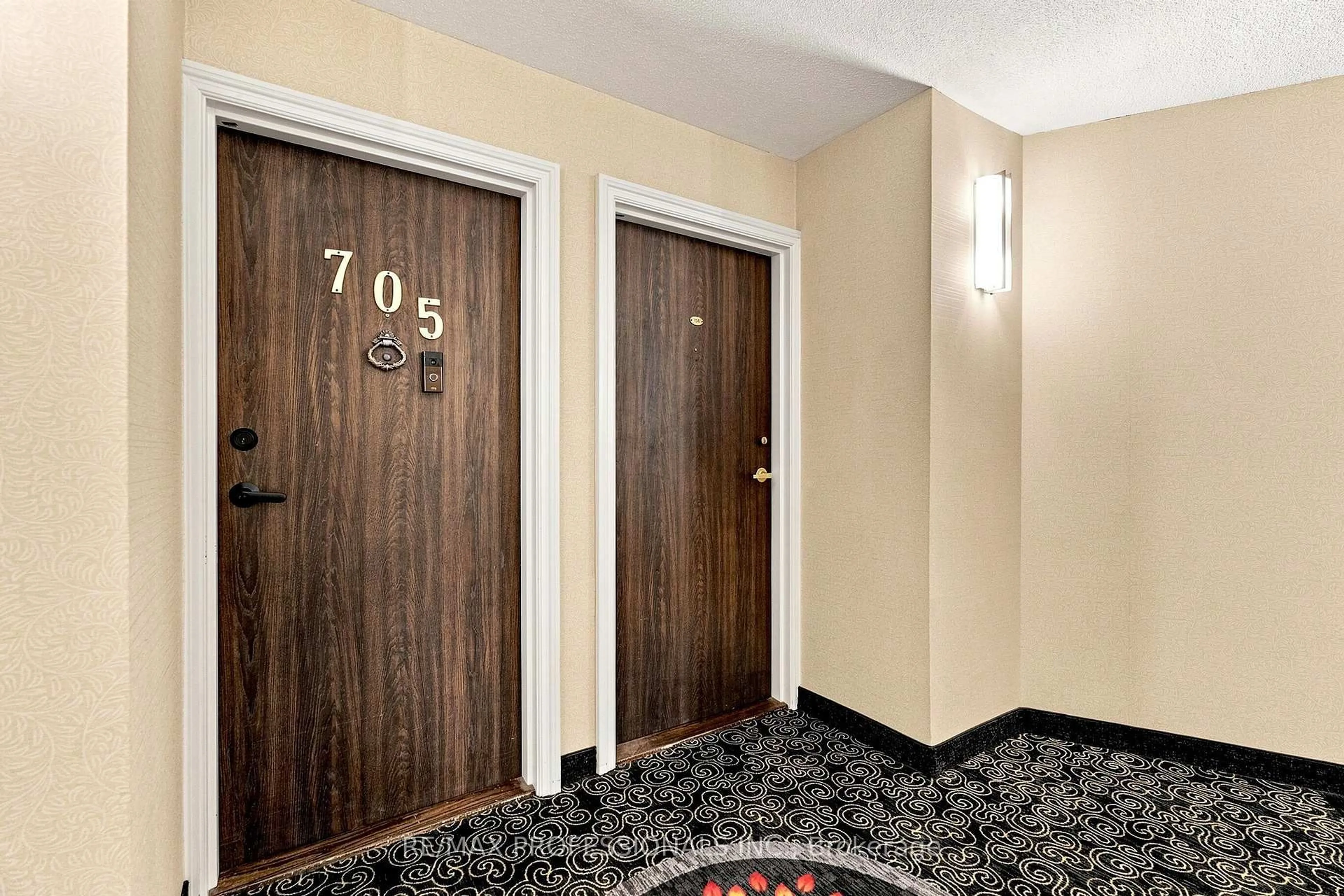 Indoor foyer for 2665 Windwood Dr #705, Mississauga Ontario L5N 2P2
